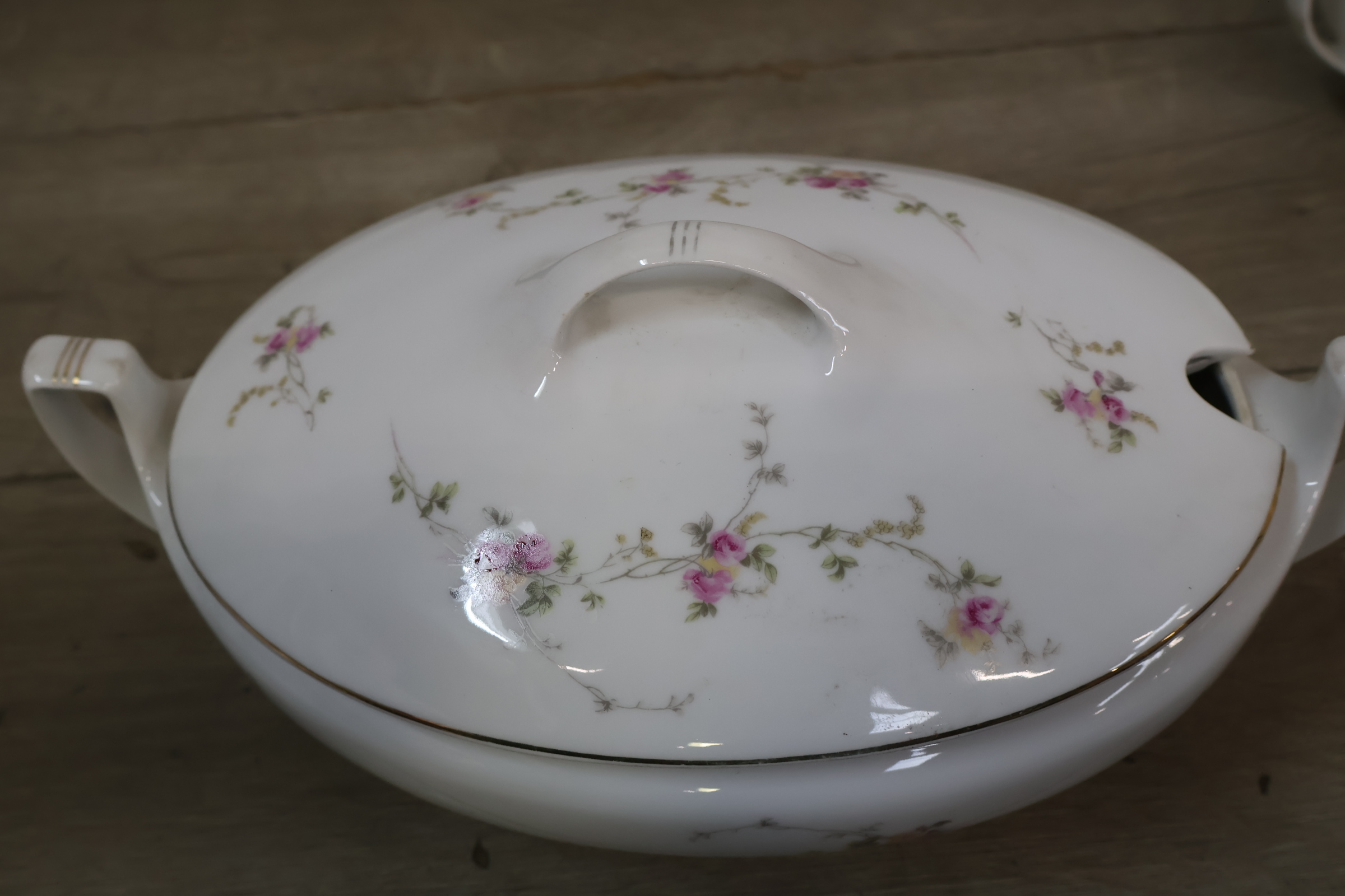 Set van drie porcelijnen dekschalen met bloemmotief – foto 6 – kavel bij GSD Auctions, Zoeterwoude