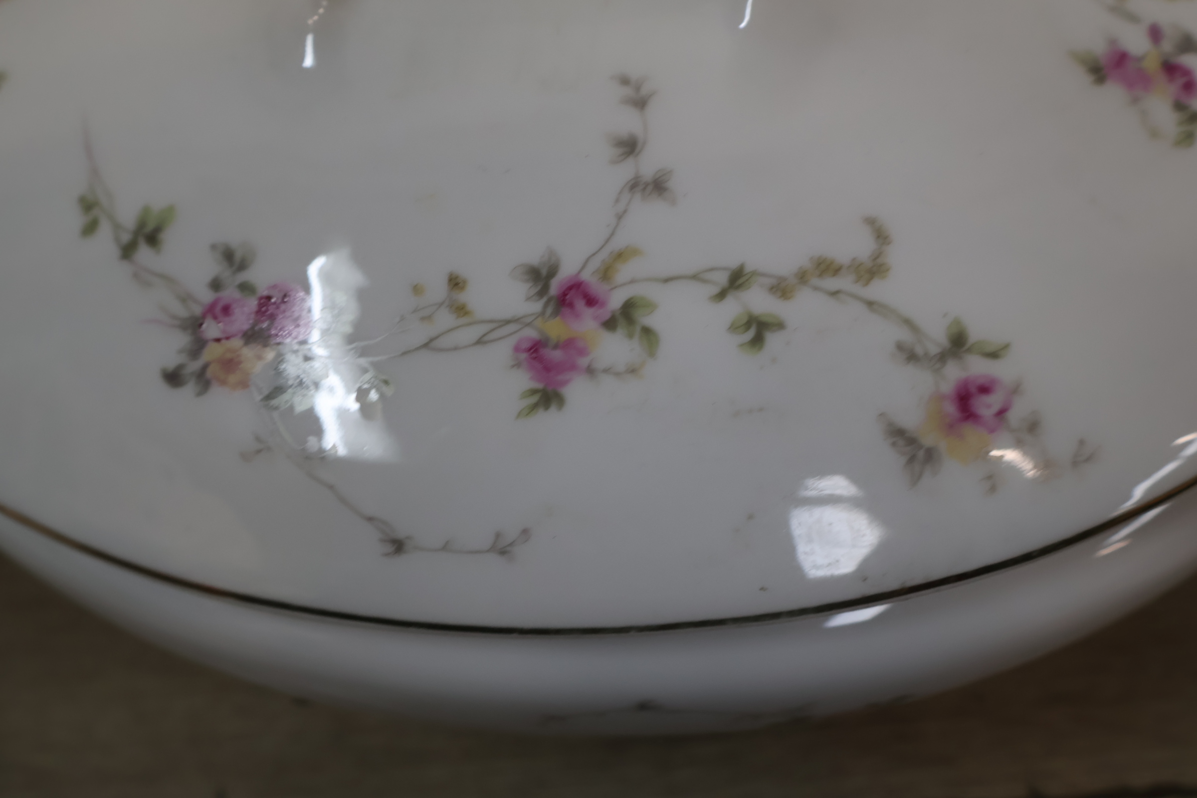 Set van drie porcelijnen dekschalen met bloemmotief – foto 7 – kavel bij GSD Auctions, Zoeterwoude