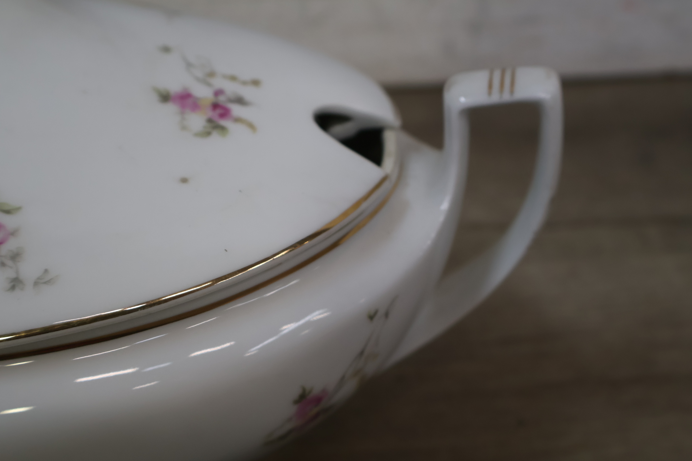 Set van drie porcelijnen dekschalen met bloemmotief – foto 8 – kavel bij GSD Auctions, Zoeterwoude