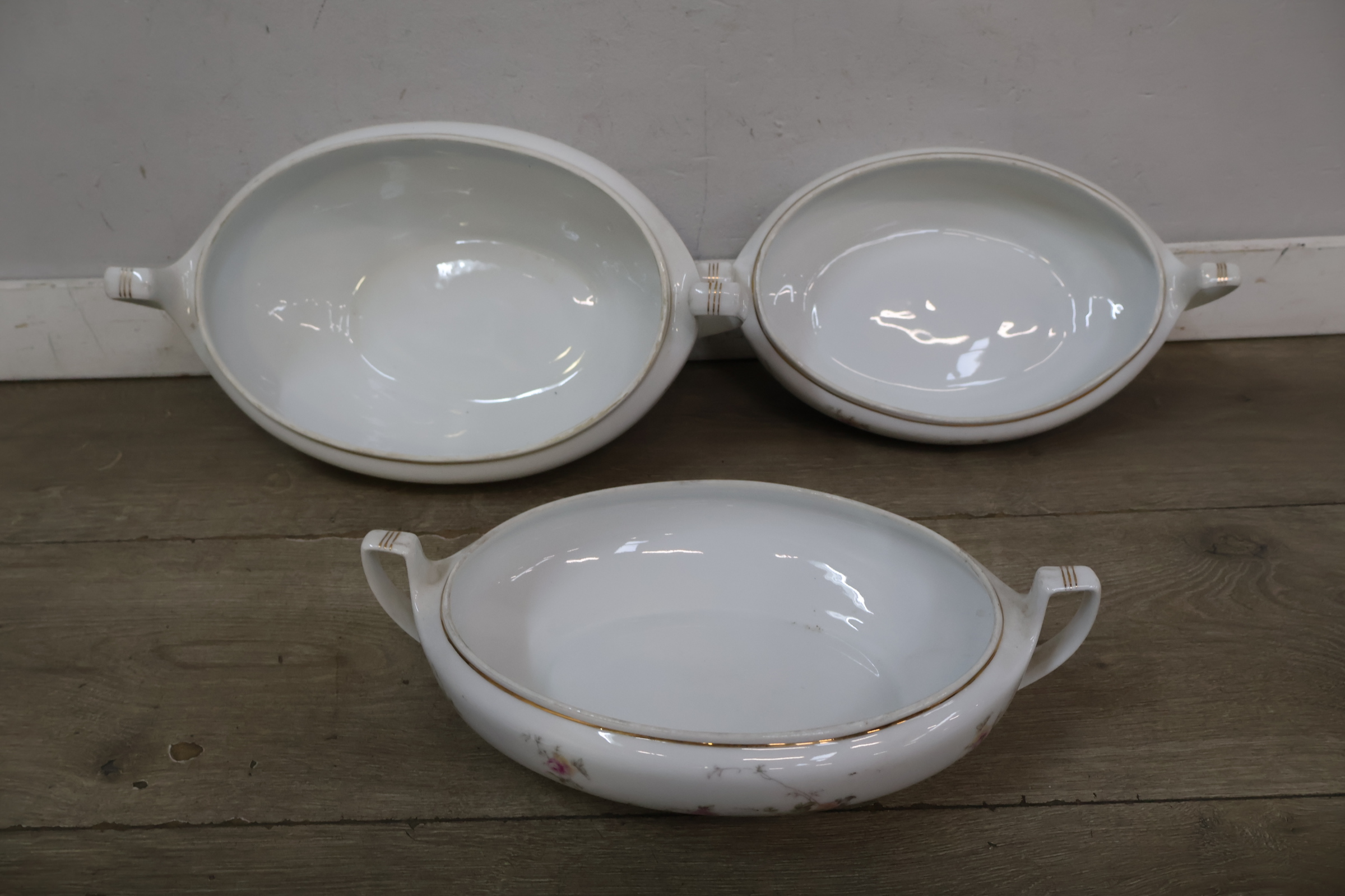 Set van drie porcelijnen dekschalen met bloemmotief – foto 9 – kavel bij GSD Auctions, Zoeterwoude