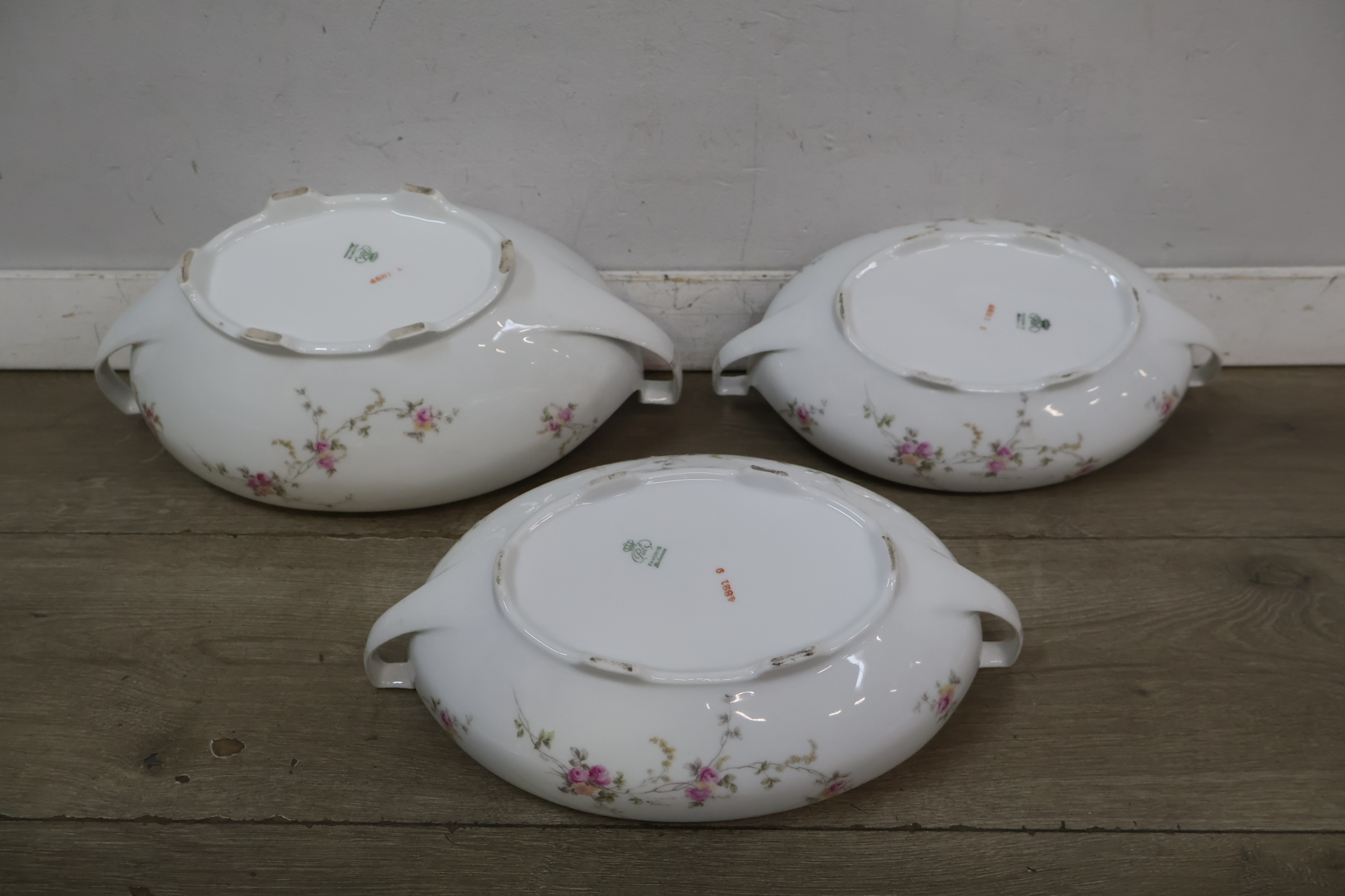 Set van drie porcelijnen dekschalen met bloemmotief – foto 10 – kavel bij GSD Auctions, Zoeterwoude