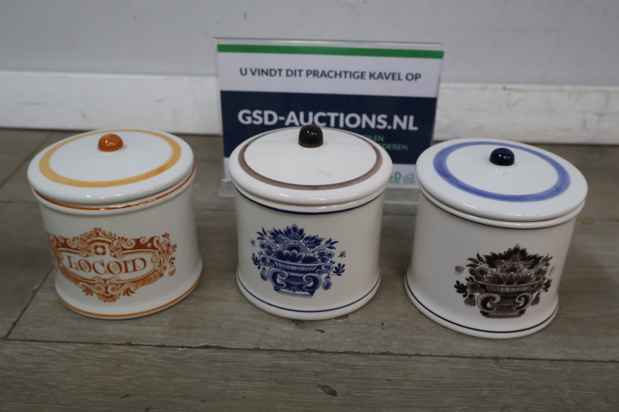 Drie keramische voorraadpotten met deksels – kavel bij GSD Auctions, Zoeterwoude