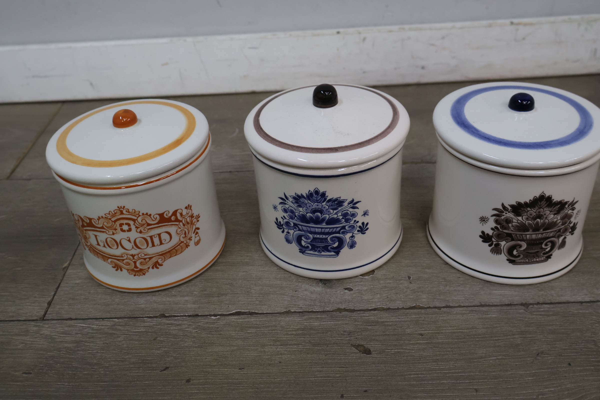Drie keramische voorraadpotten met deksels – foto 3 – kavel bij GSD Auctions, Zoeterwoude