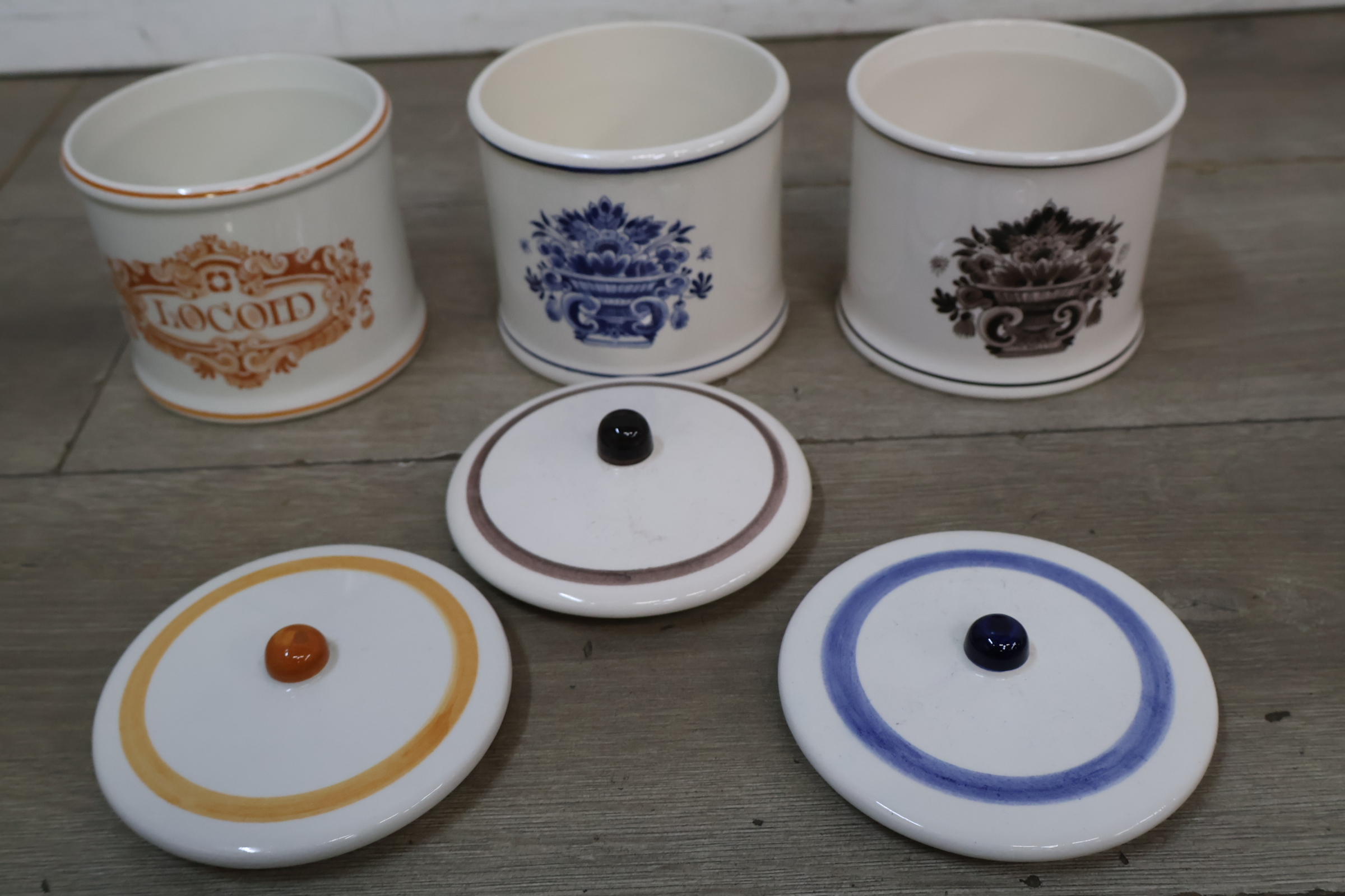 Drie keramische voorraadpotten met deksels – foto 4 – kavel bij GSD Auctions, Zoeterwoude
