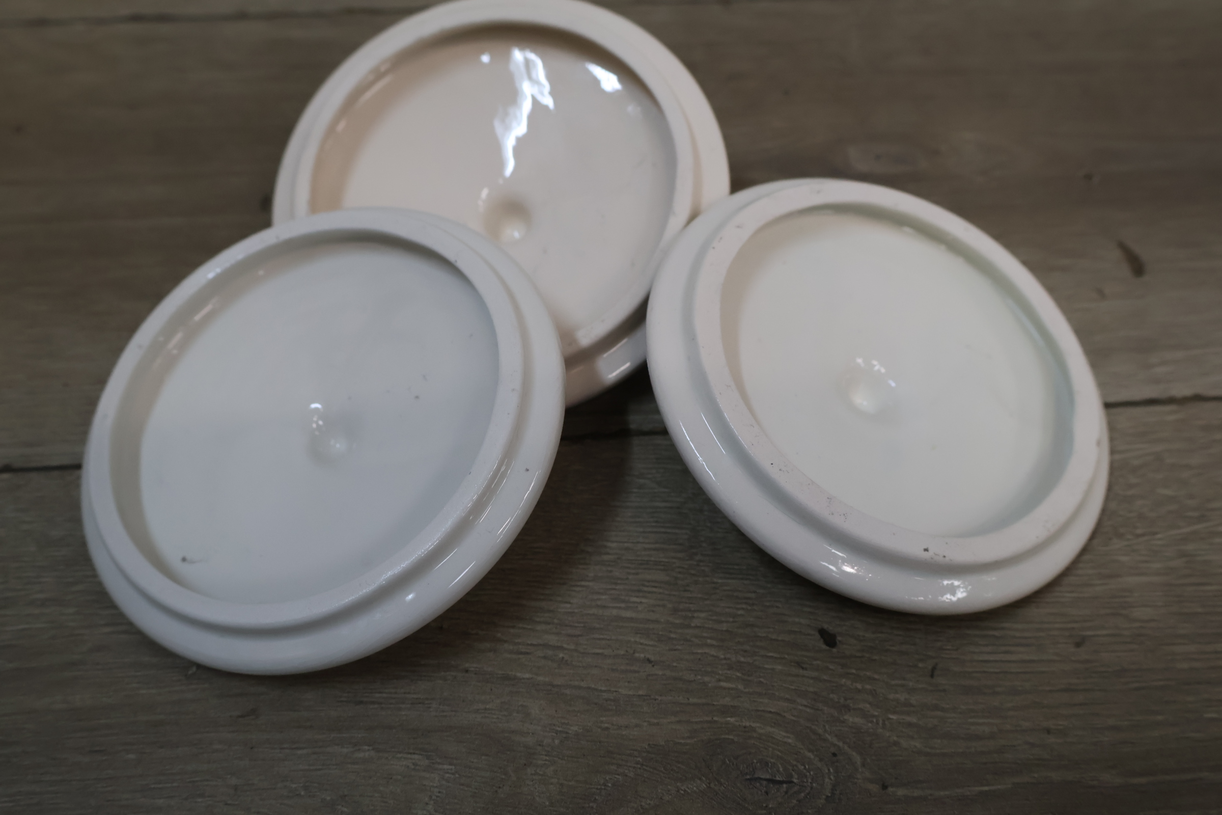 Drie keramische voorraadpotten met deksels – foto 5 – kavel bij GSD Auctions, Zoeterwoude