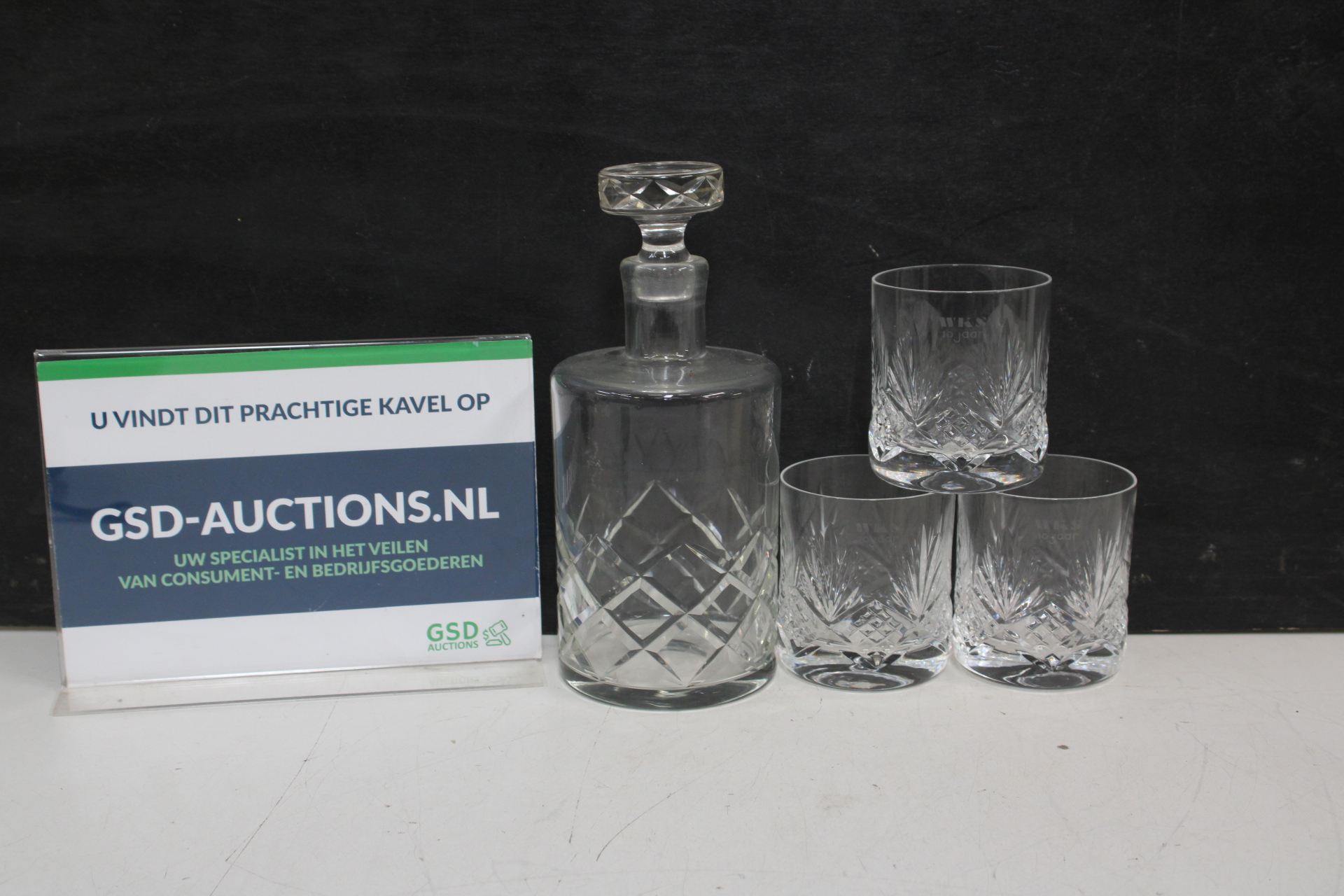 Kristallen karaf met drie kristallen whiskyglazen – kavel bij GSD Auctions, Zoeterwoude