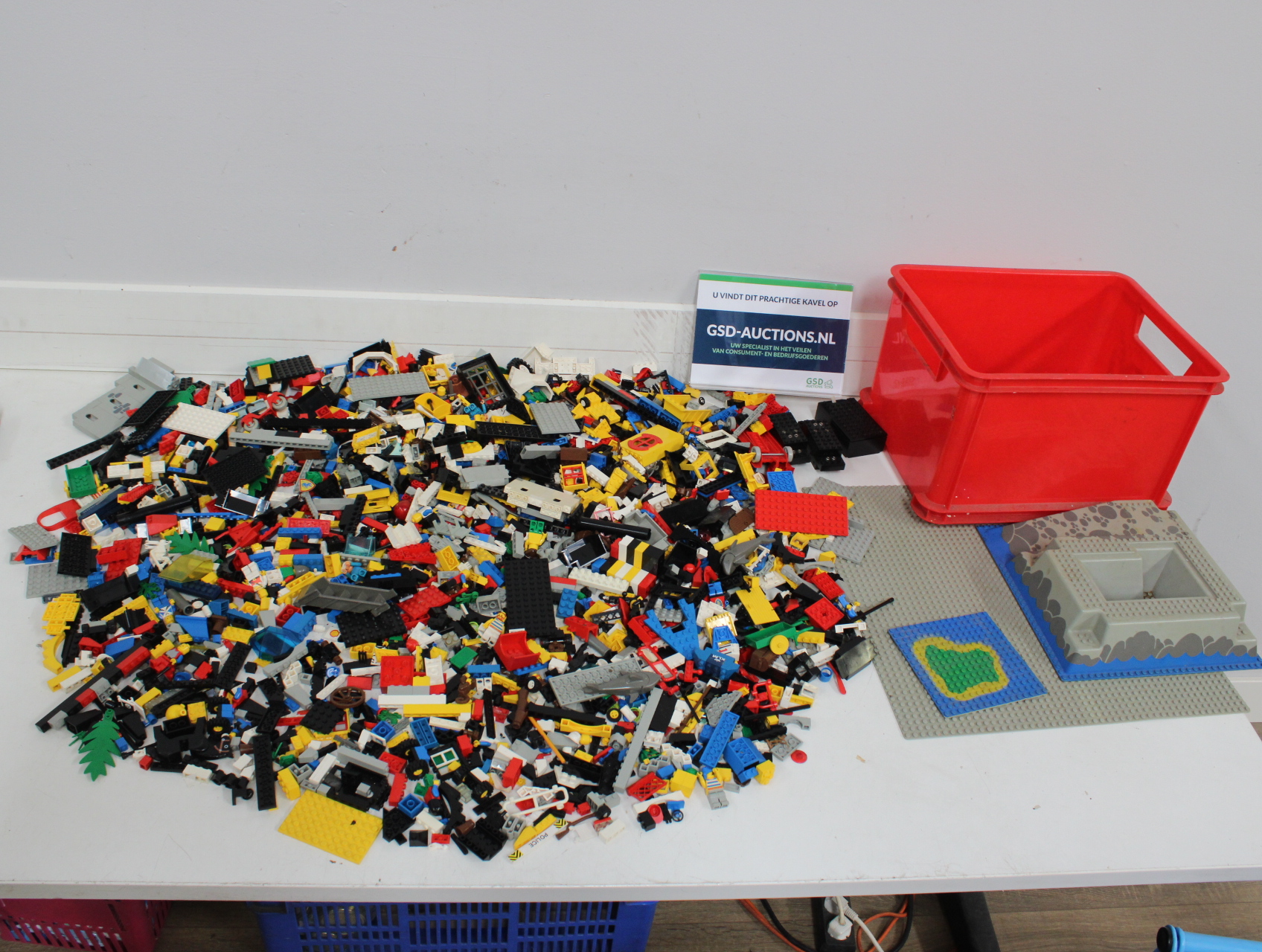 Partij losse LEGO bouwstenen met rode bak en basisplaten – kavel bij GSD Auctions, Zoeterwoude