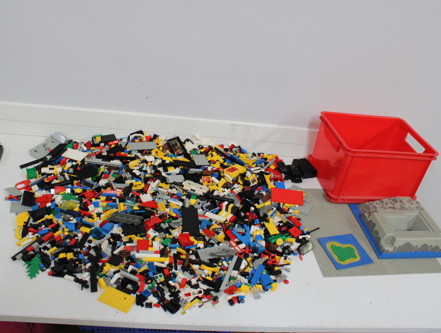 Partij losse LEGO bouwstenen met rode bak en basisplaten – foto 2 – kavel bij GSD Auctions, Zoeterwoude