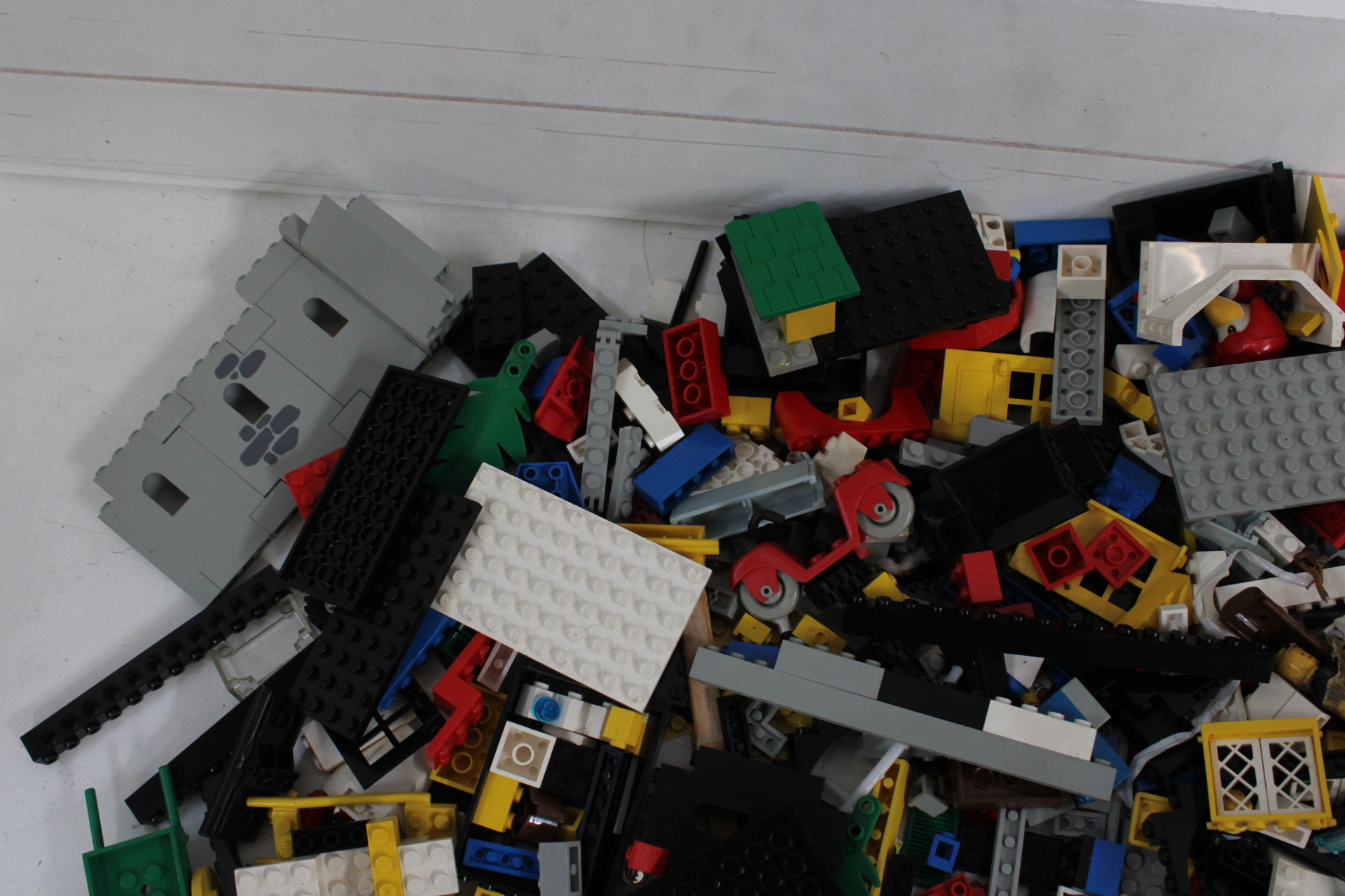 Partij losse LEGO bouwstenen met rode bak en basisplaten – foto 3 – kavel bij GSD Auctions, Zoeterwoude
