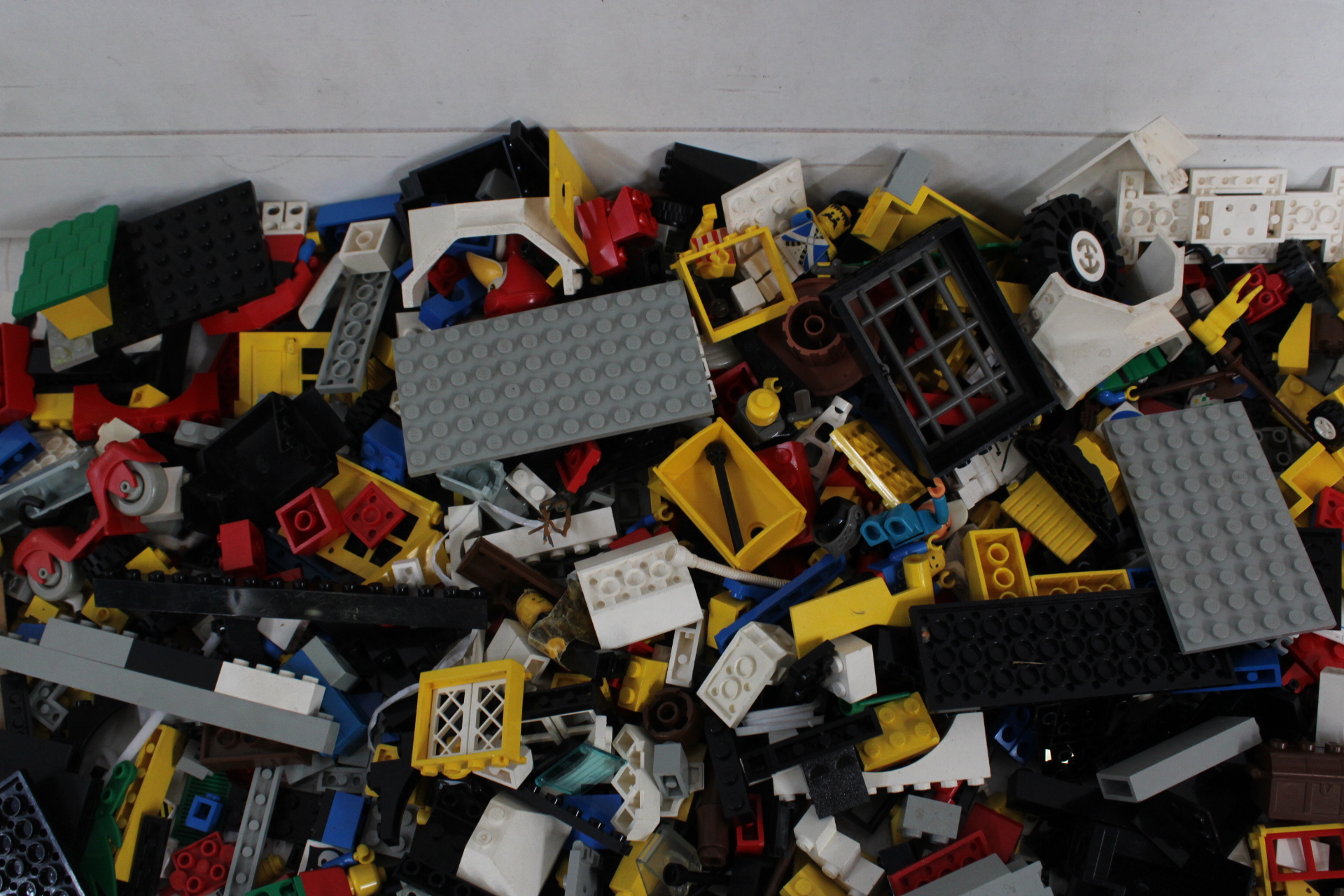 Partij losse LEGO bouwstenen met rode bak en basisplaten – foto 4 – kavel bij GSD Auctions, Zoeterwoude
