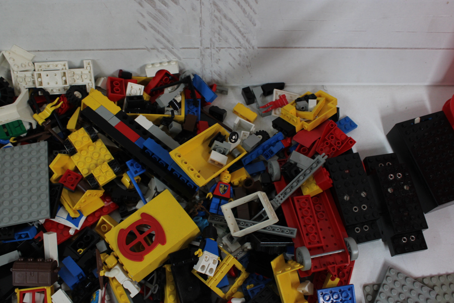 Partij losse LEGO bouwstenen met rode bak en basisplaten – foto 5 – kavel bij GSD Auctions, Zoeterwoude