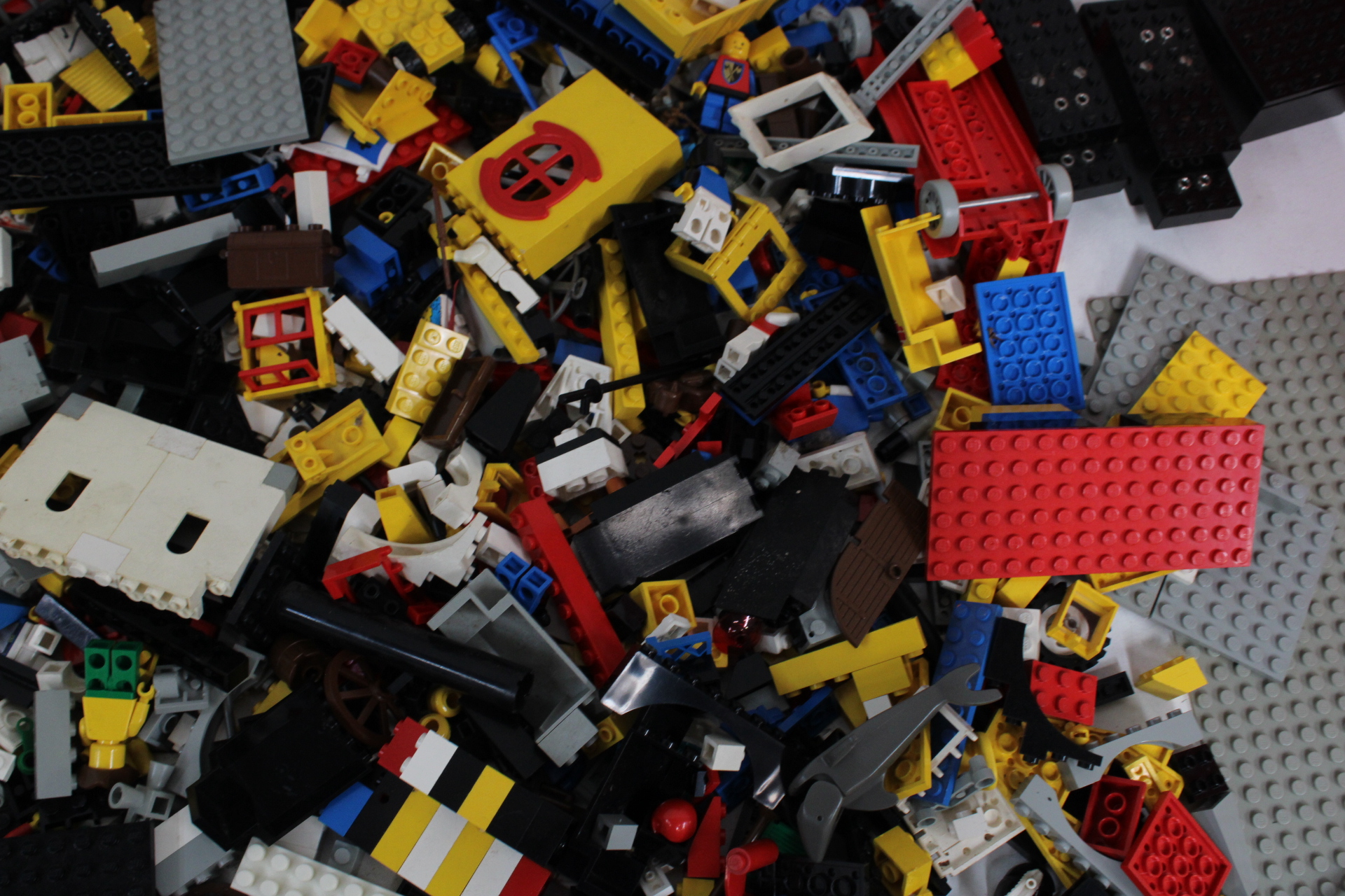 Partij losse LEGO bouwstenen met rode bak en basisplaten – foto 6 – kavel bij GSD Auctions, Zoeterwoude