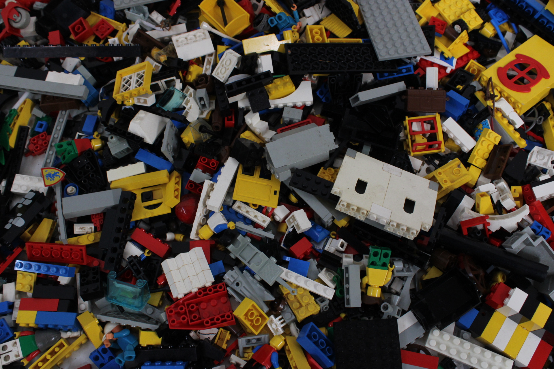 Partij losse LEGO bouwstenen met rode bak en basisplaten – foto 7 – kavel bij GSD Auctions, Zoeterwoude