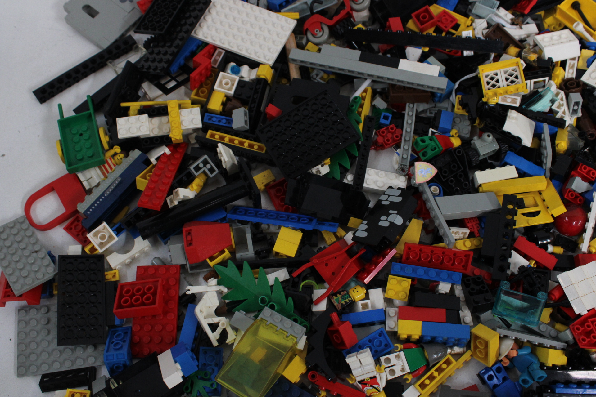 Partij losse LEGO bouwstenen met rode bak en basisplaten – foto 8 – kavel bij GSD Auctions, Zoeterwoude