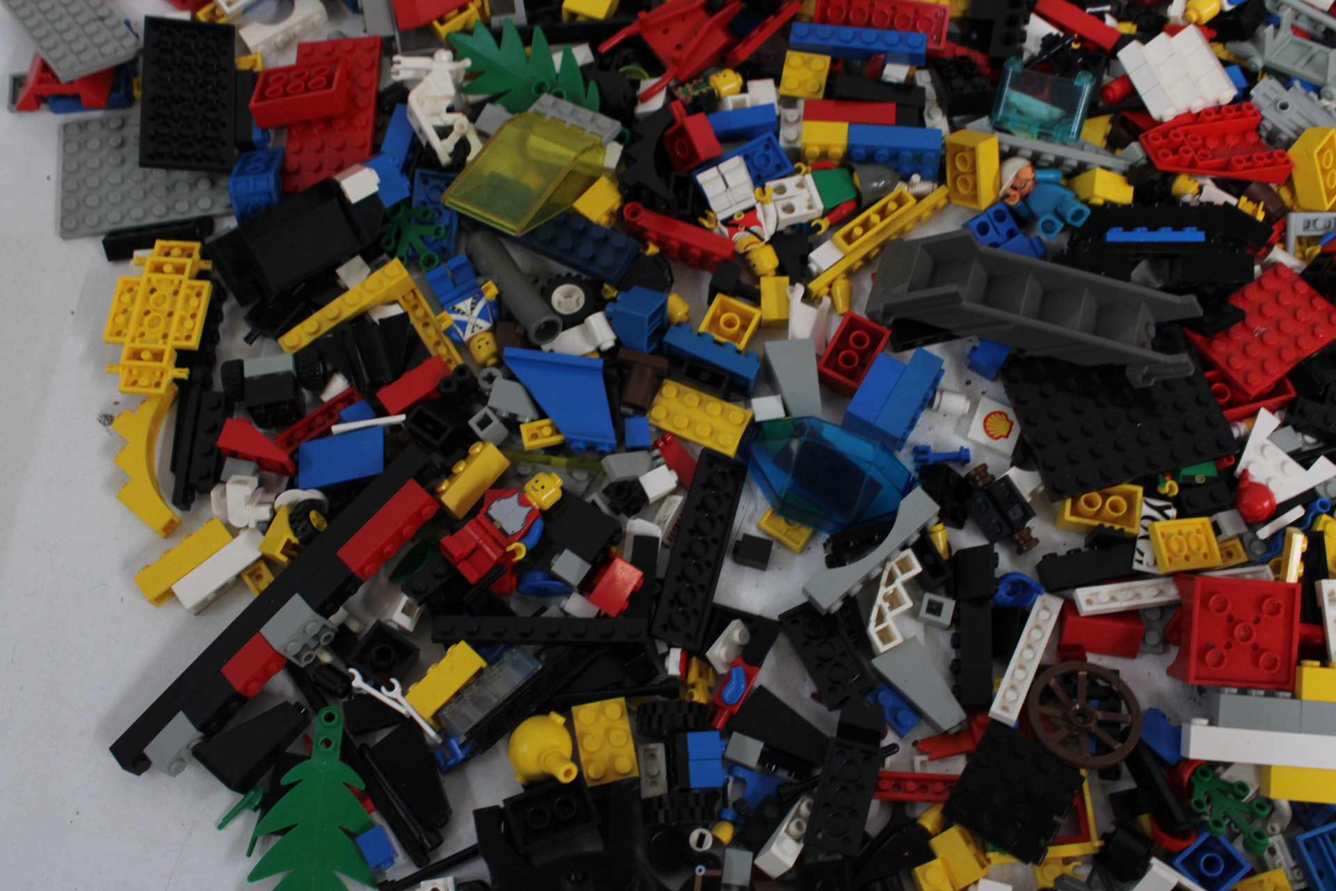 Partij losse LEGO bouwstenen met rode bak en basisplaten – foto 9 – kavel bij GSD Auctions, Zoeterwoude