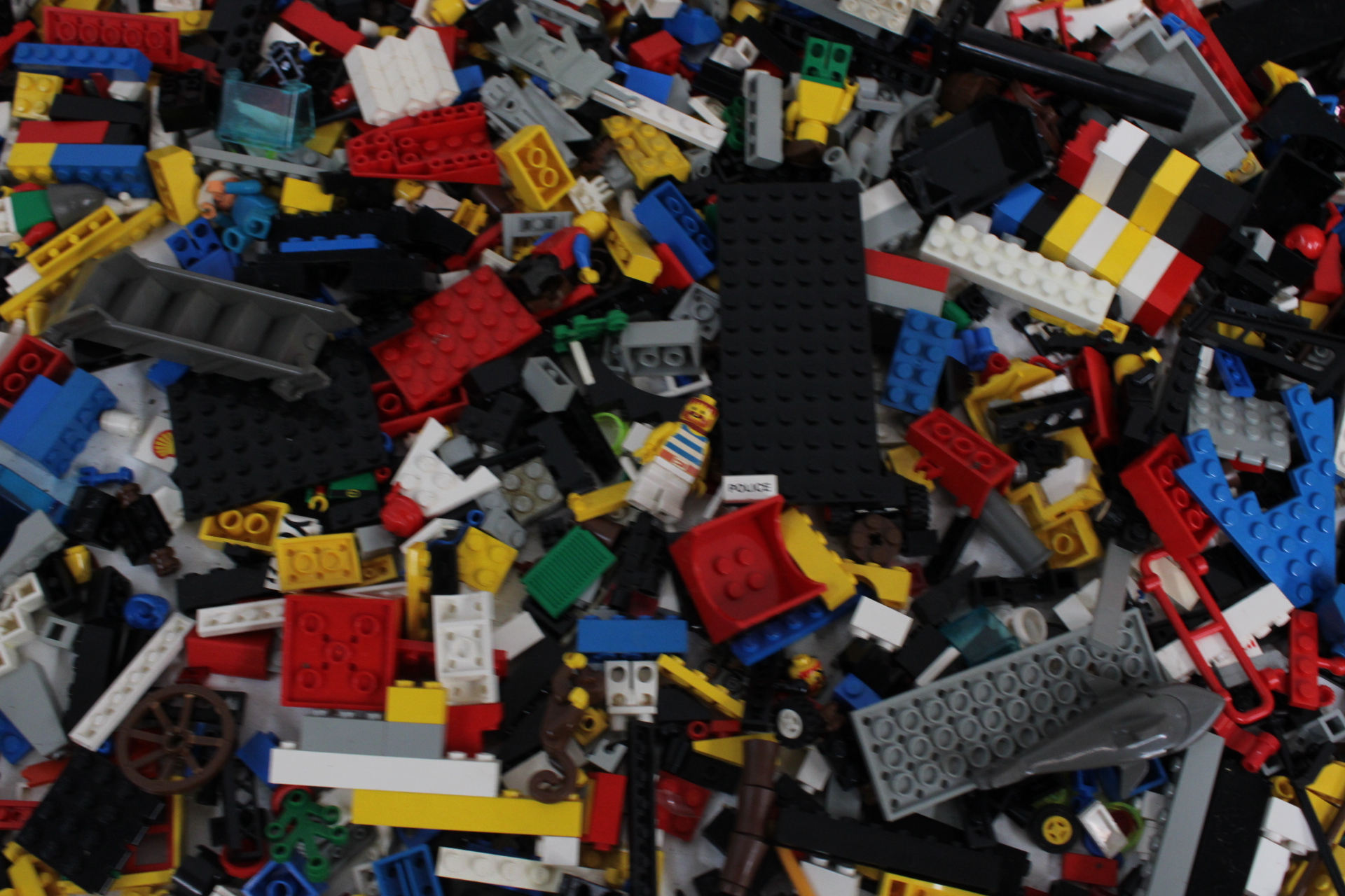 Partij losse LEGO bouwstenen met rode bak en basisplaten – foto 10 – kavel bij GSD Auctions, Zoeterwoude