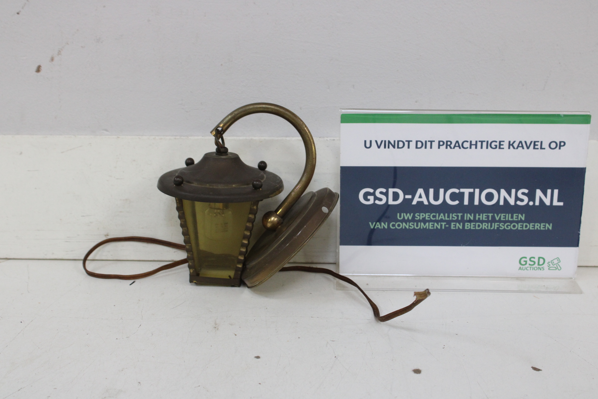 Bronzen buitenwandlamp met gele glazen – kavel bij GSD Auctions, Zoeterwoude