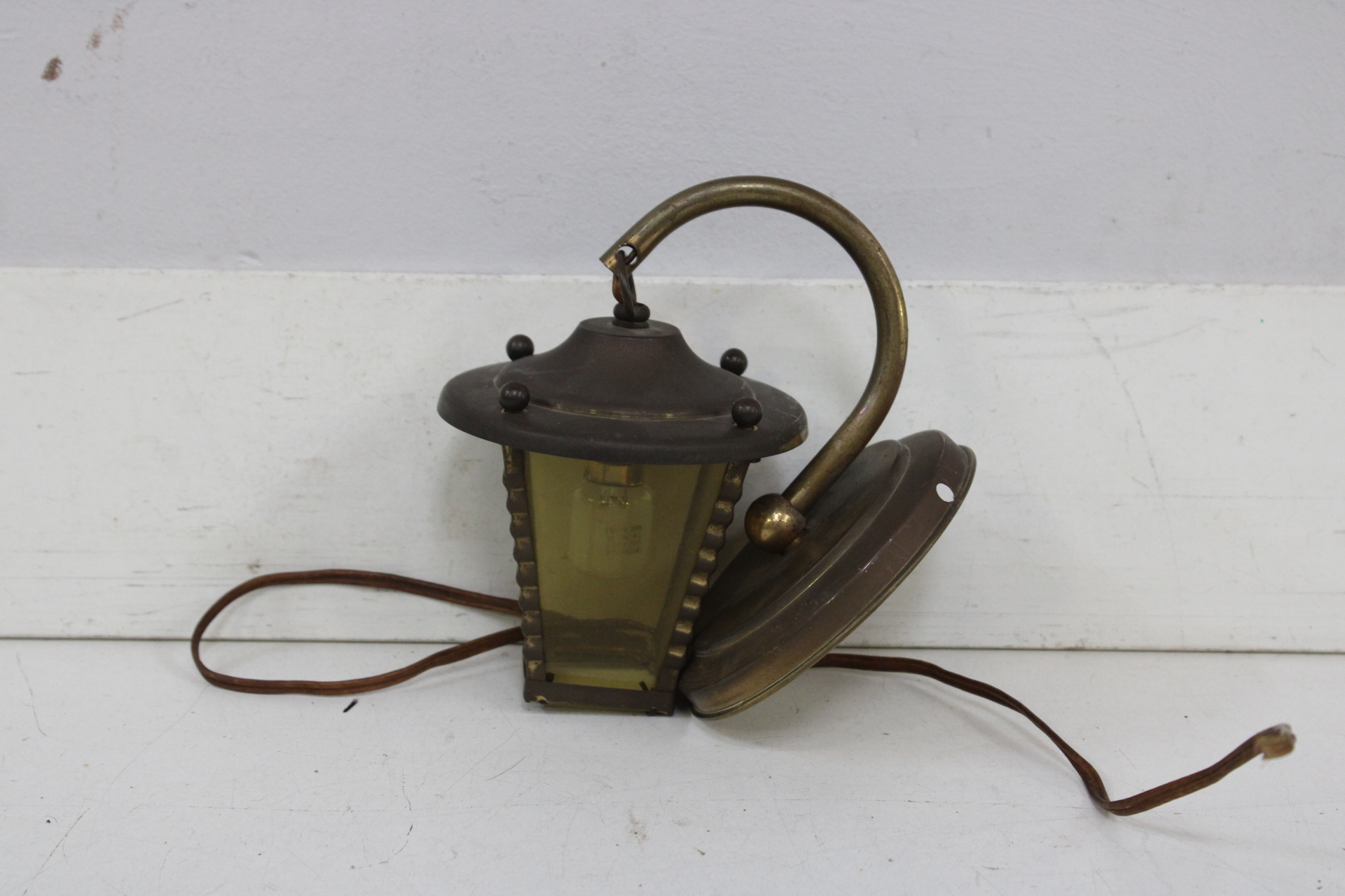 Bronzen buitenwandlamp met gele glazen – foto 2 – kavel bij GSD Auctions, Zoeterwoude