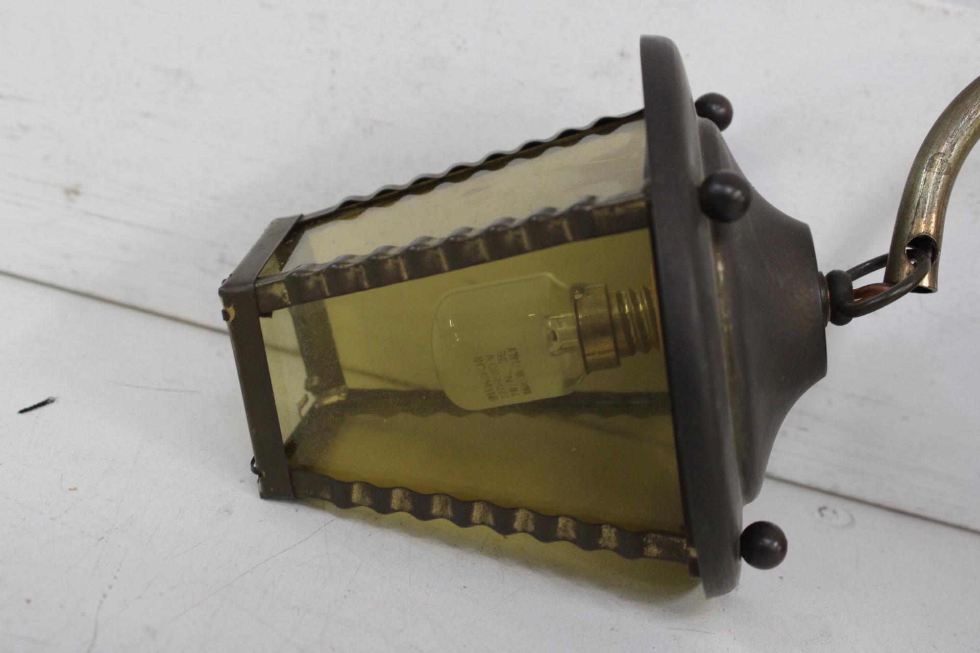 Bronzen buitenwandlamp met gele glazen – foto 3 – kavel bij GSD Auctions, Zoeterwoude