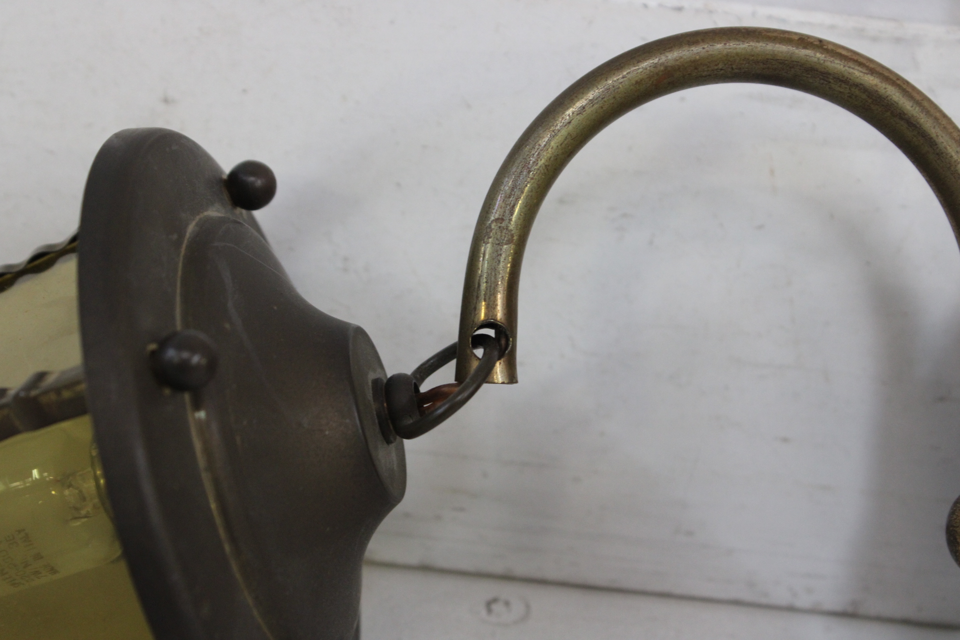 Bronzen buitenwandlamp met gele glazen – foto 4 – kavel bij GSD Auctions, Zoeterwoude