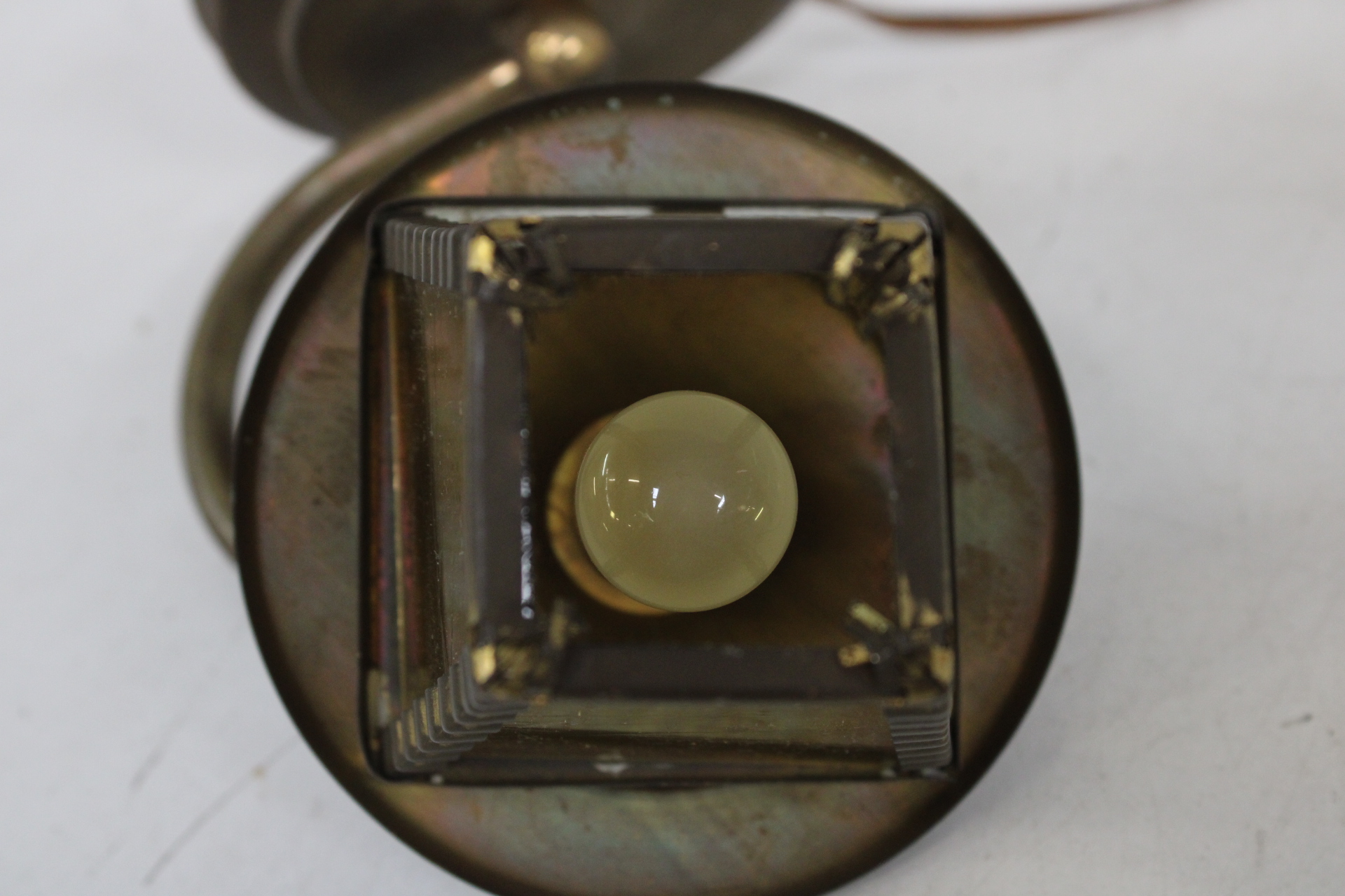 Bronzen buitenwandlamp met gele glazen – foto 7 – kavel bij GSD Auctions, Zoeterwoude