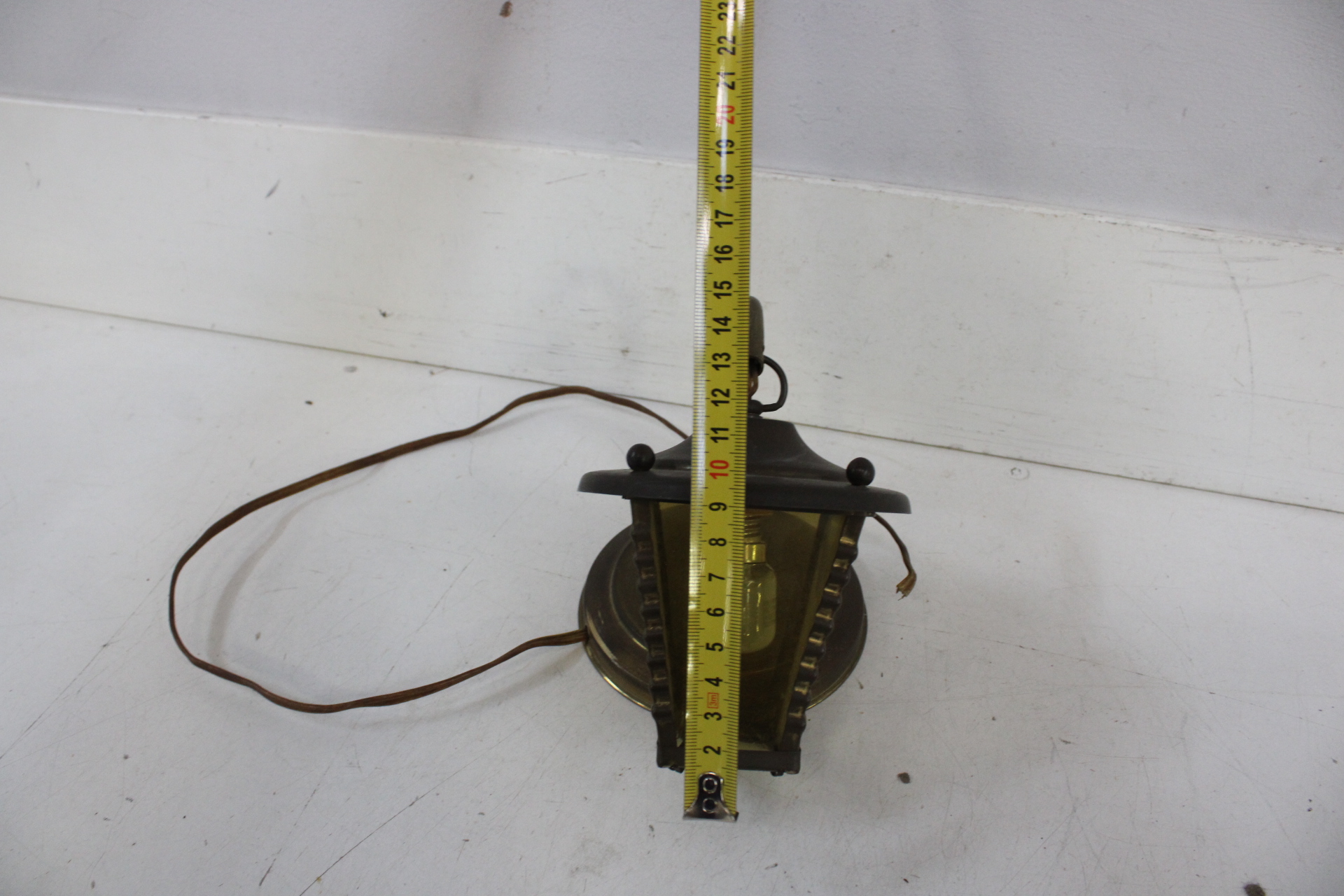 Bronzen buitenwandlamp met gele glazen – foto 9 – kavel bij GSD Auctions, Zoeterwoude