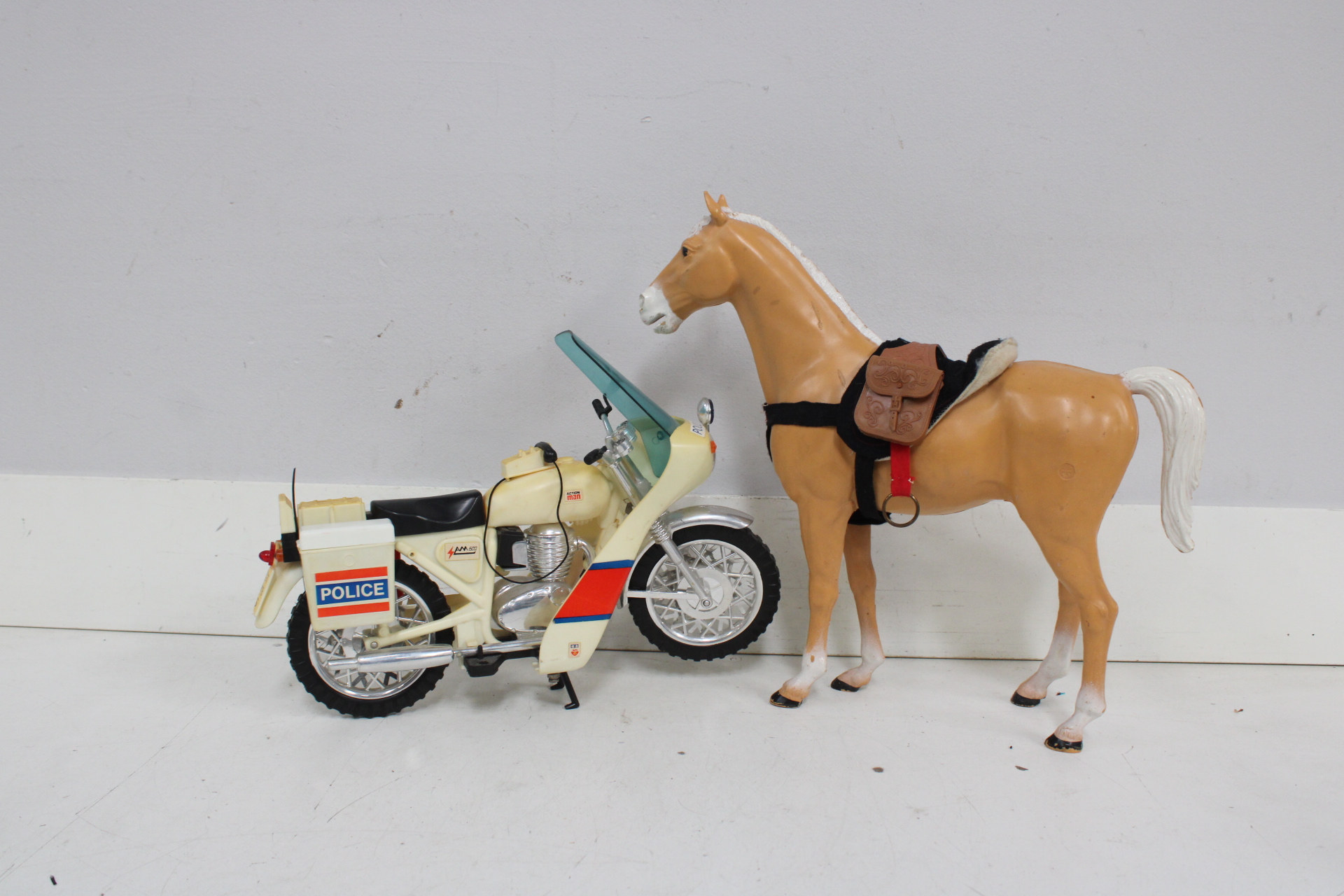 Speelgoed politie motor en paard – foto 2 – kavel bij GSD Auctions, Zoeterwoude