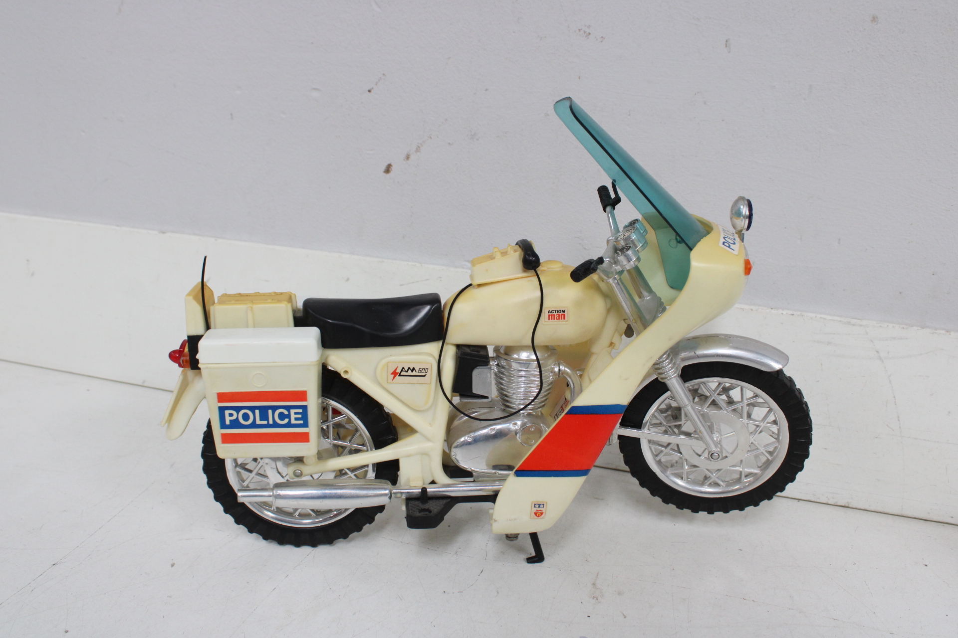 Speelgoed politie motor en paard – foto 3 – kavel bij GSD Auctions, Zoeterwoude