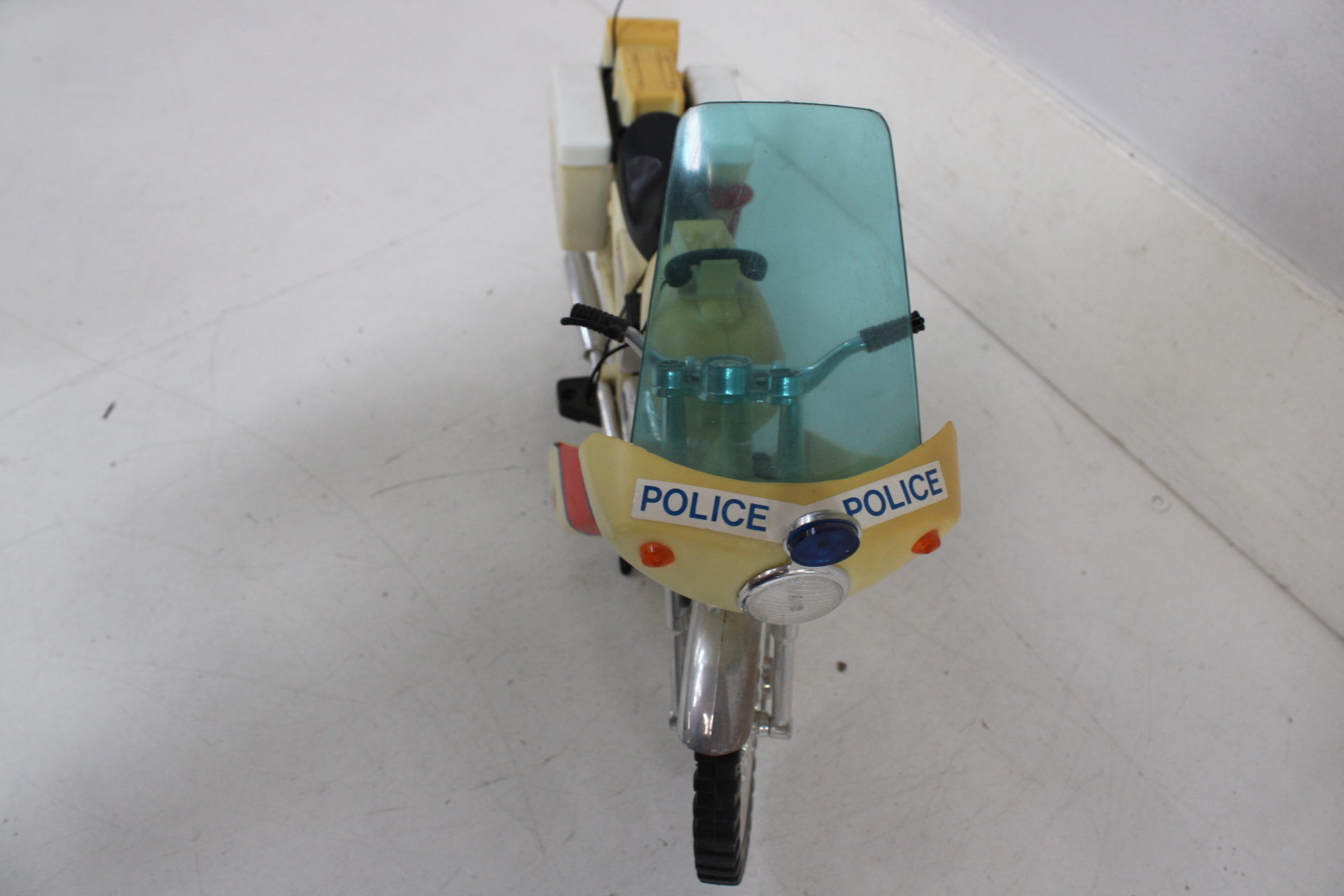 Speelgoed politie motor en paard – foto 4 – kavel bij GSD Auctions, Zoeterwoude