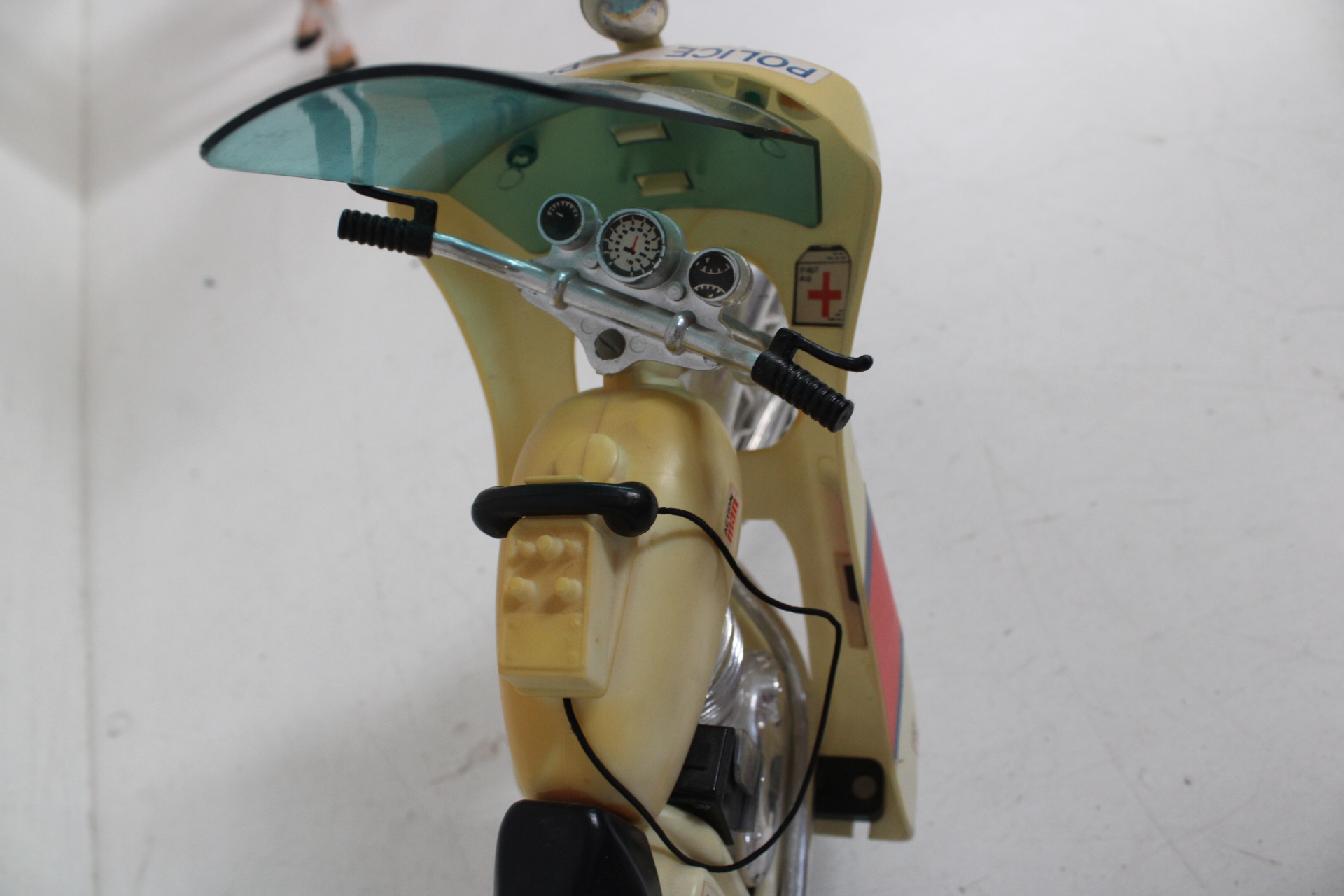 Speelgoed politie motor en paard – foto 5 – kavel bij GSD Auctions, Zoeterwoude