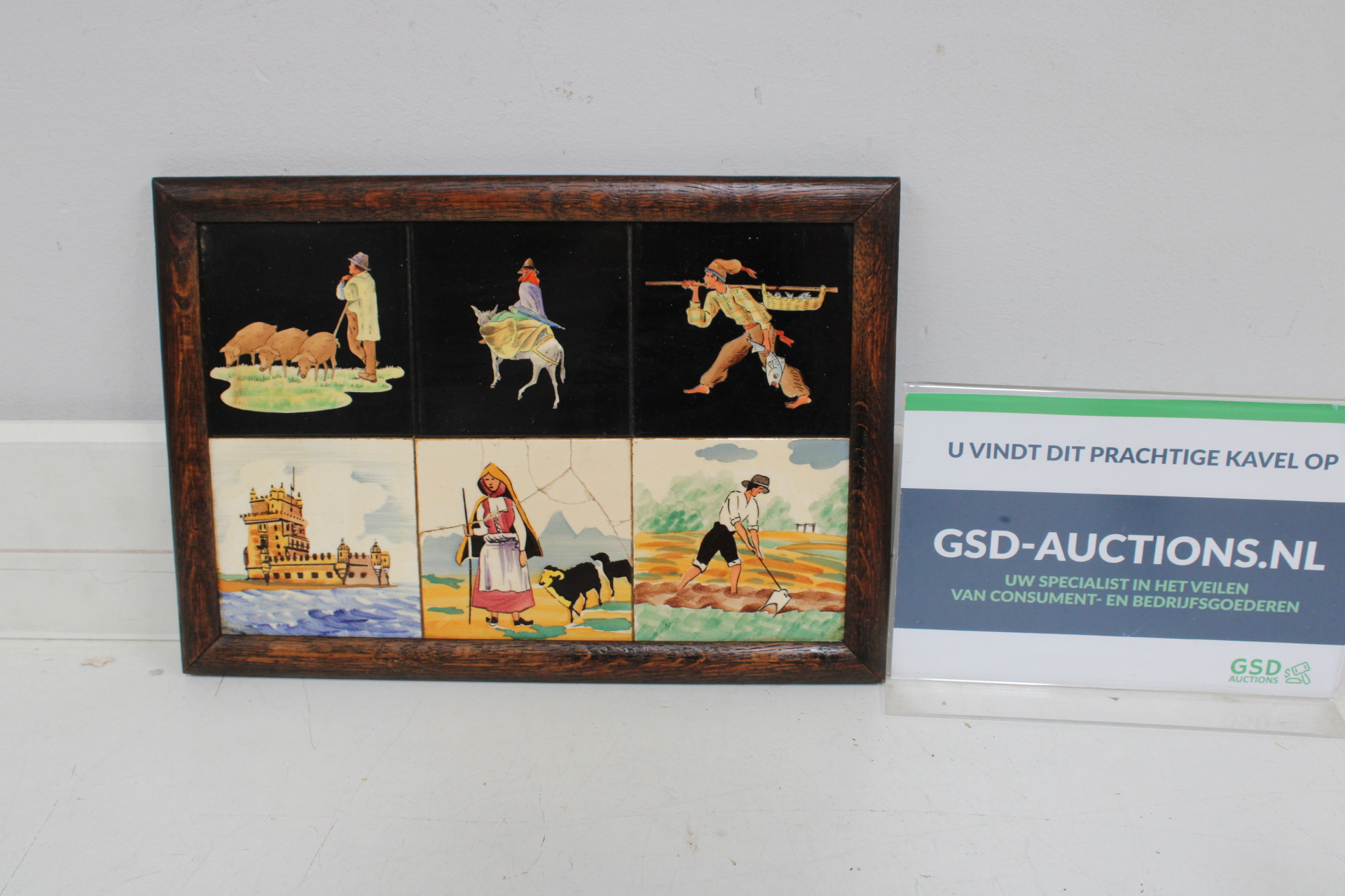 Geïllustreerd tegelpaneel in houten lijst – kavel bij GSD Auctions, Zoeterwoude