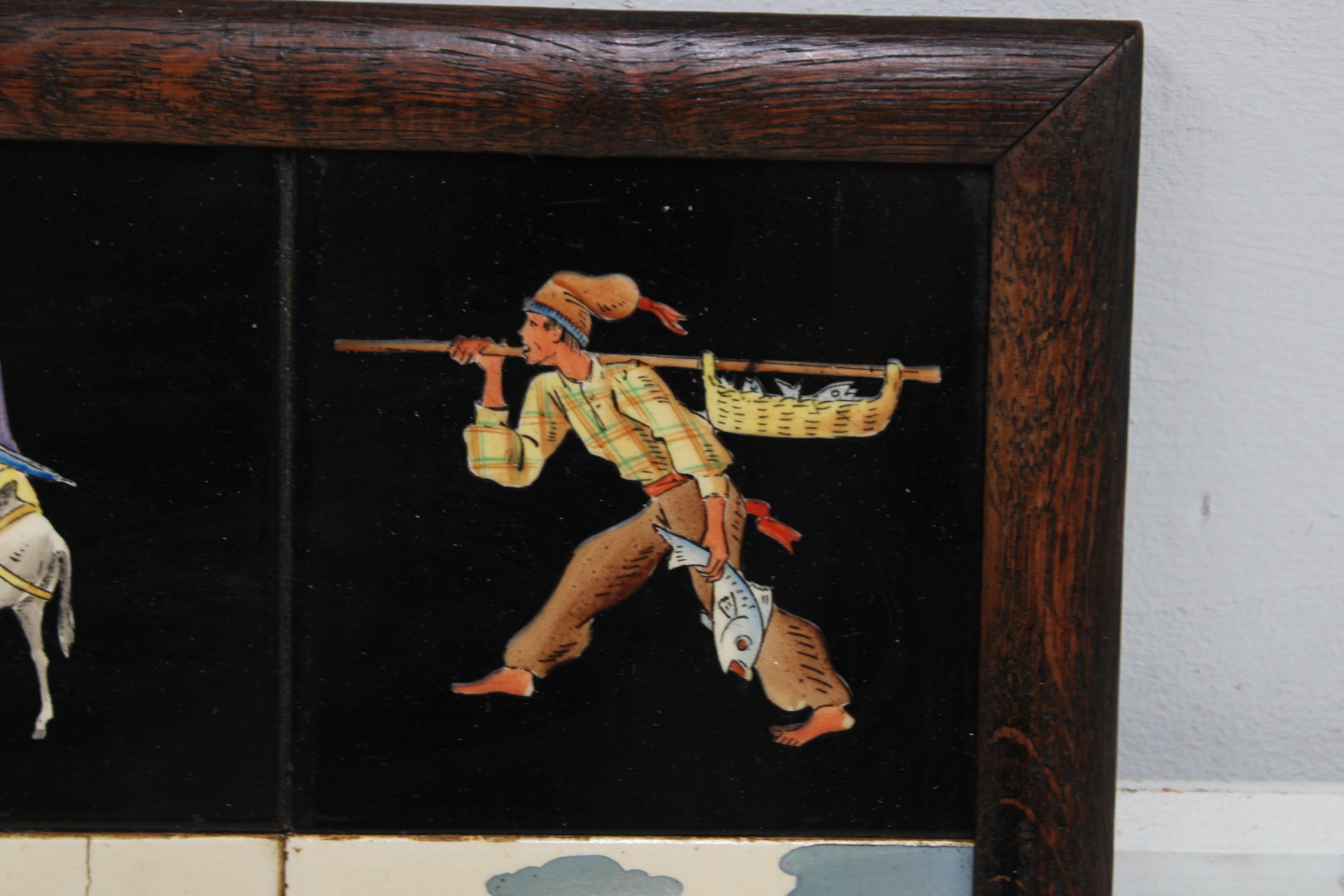 Geïllustreerd tegelpaneel in houten lijst – foto 5 – kavel bij GSD Auctions, Zoeterwoude