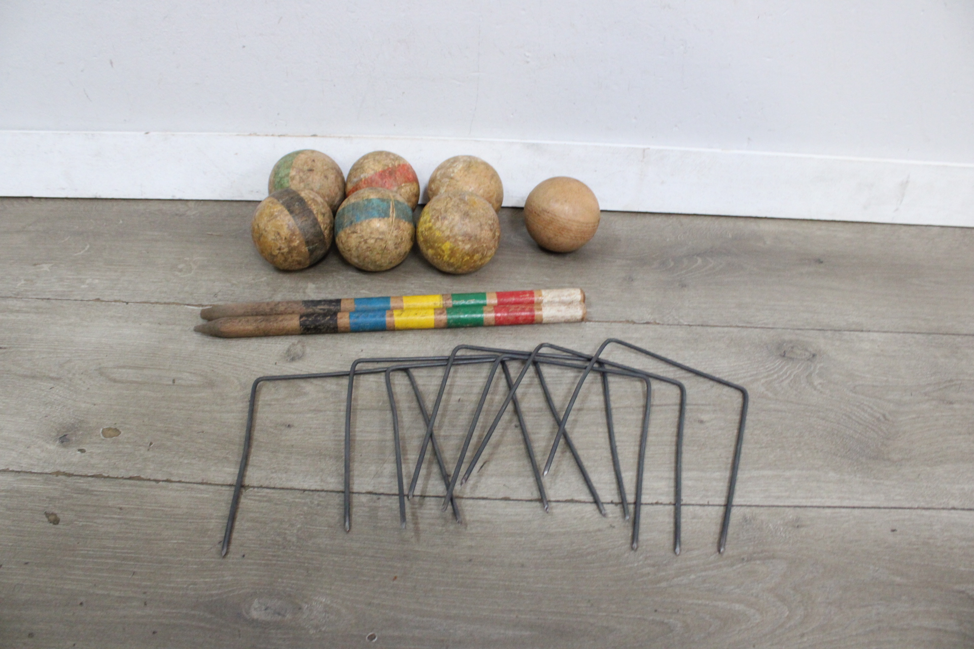 Set Croquetballen met stokken en poortjes – foto 2 – kavel bij GSD Auctions, Zoeterwoude