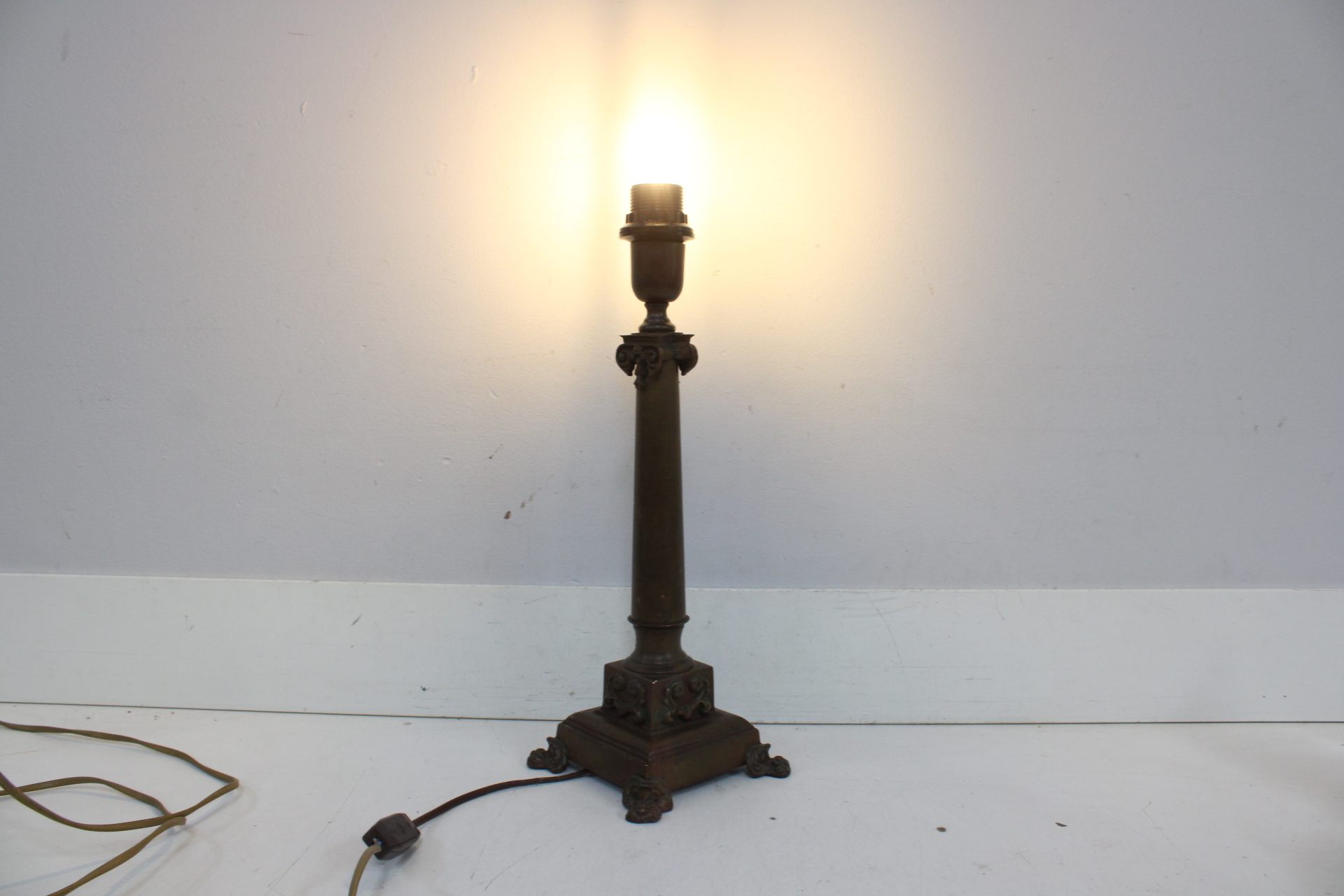 Vintage tafellamp met bronzen uitstraling – foto 3 – kavel bij GSD Auctions, Zoeterwoude