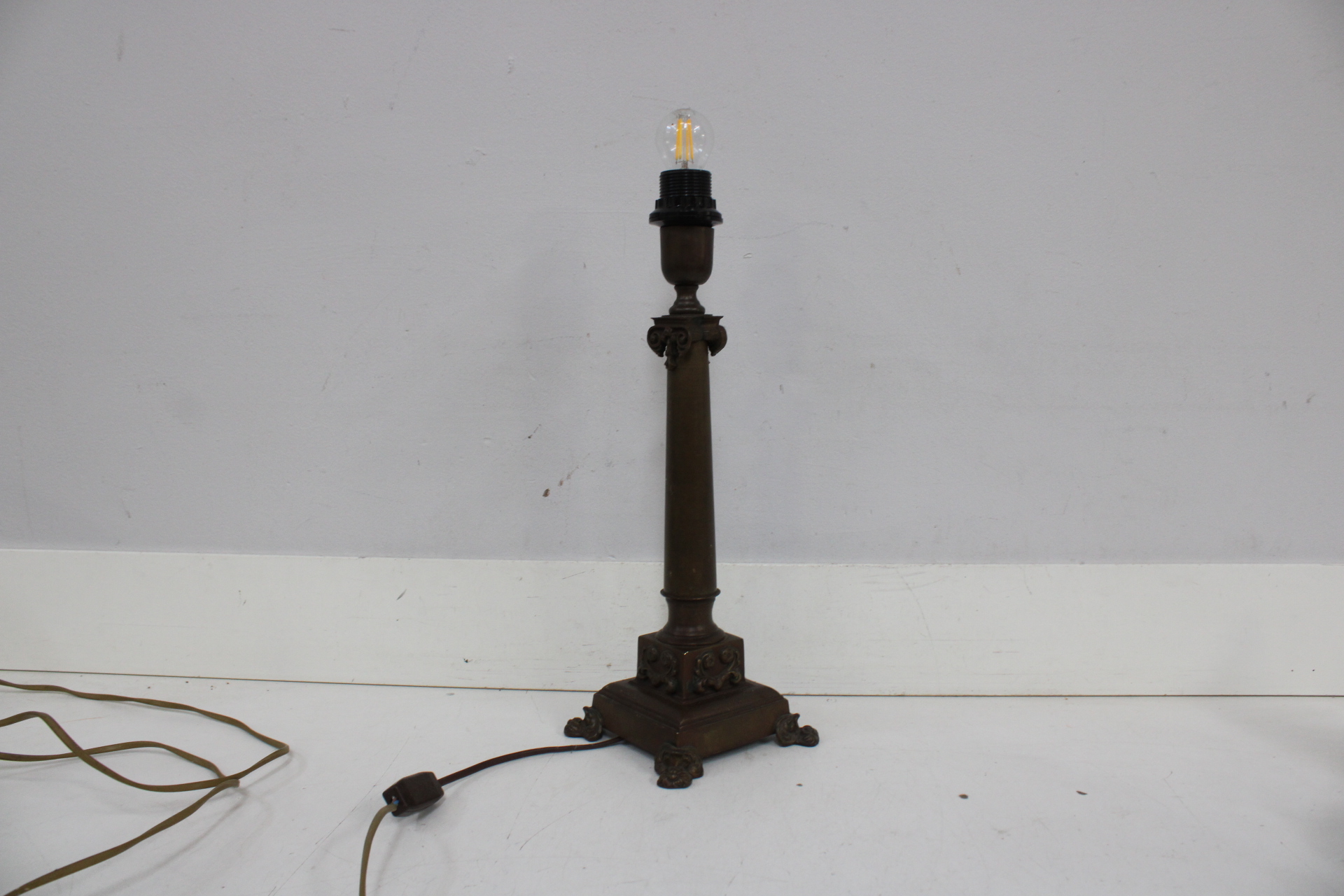 Vintage tafellamp met bronzen uitstraling – kavel bij GSD Auctions, Zoeterwoude