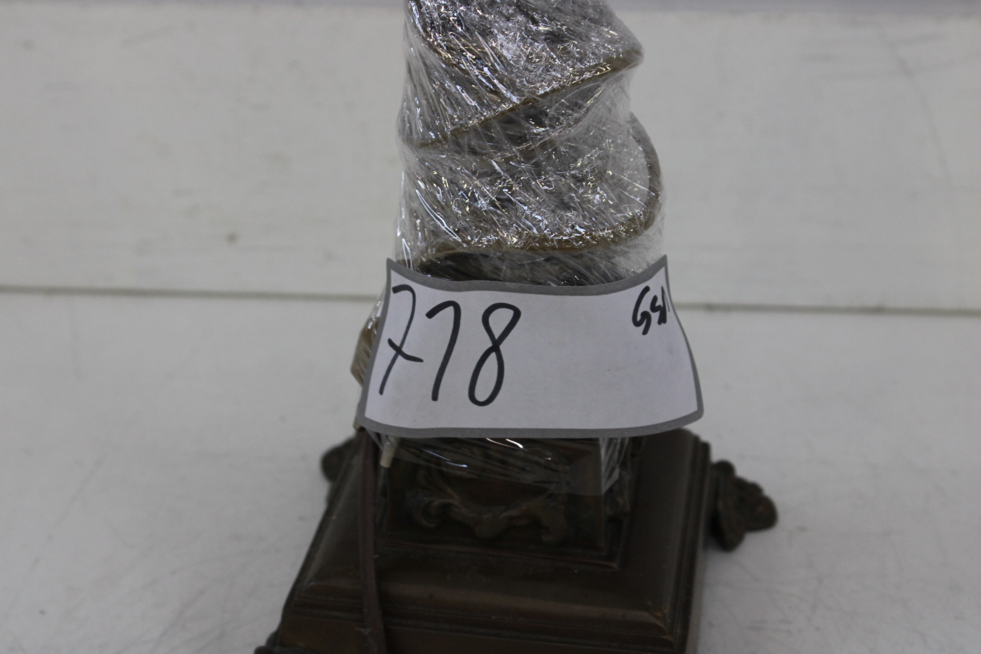 Vintage tafellamp met bronzen uitstraling – foto 10 – kavel bij GSD Auctions, Zoeterwoude