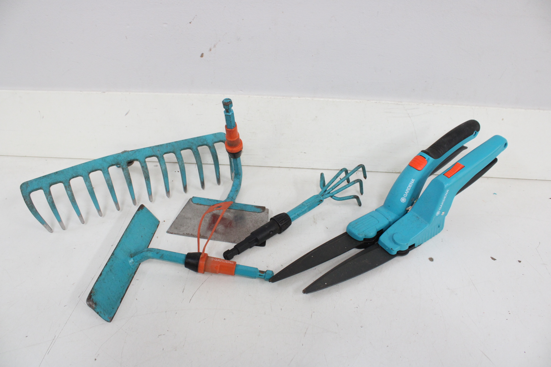 Gardena tuinset met hark, schoffel, cultivator en heggenschaar – foto 2 – kavel bij GSD Auctions, Zoeterwoude