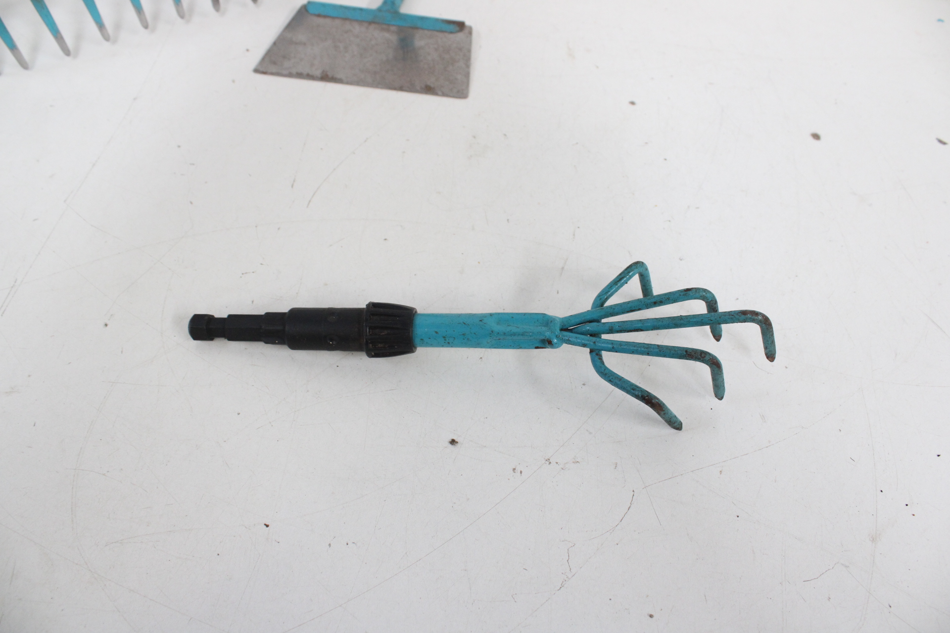 Gardena tuinset met hark, schoffel, cultivator en heggenschaar – foto 5 – kavel bij GSD Auctions, Zoeterwoude