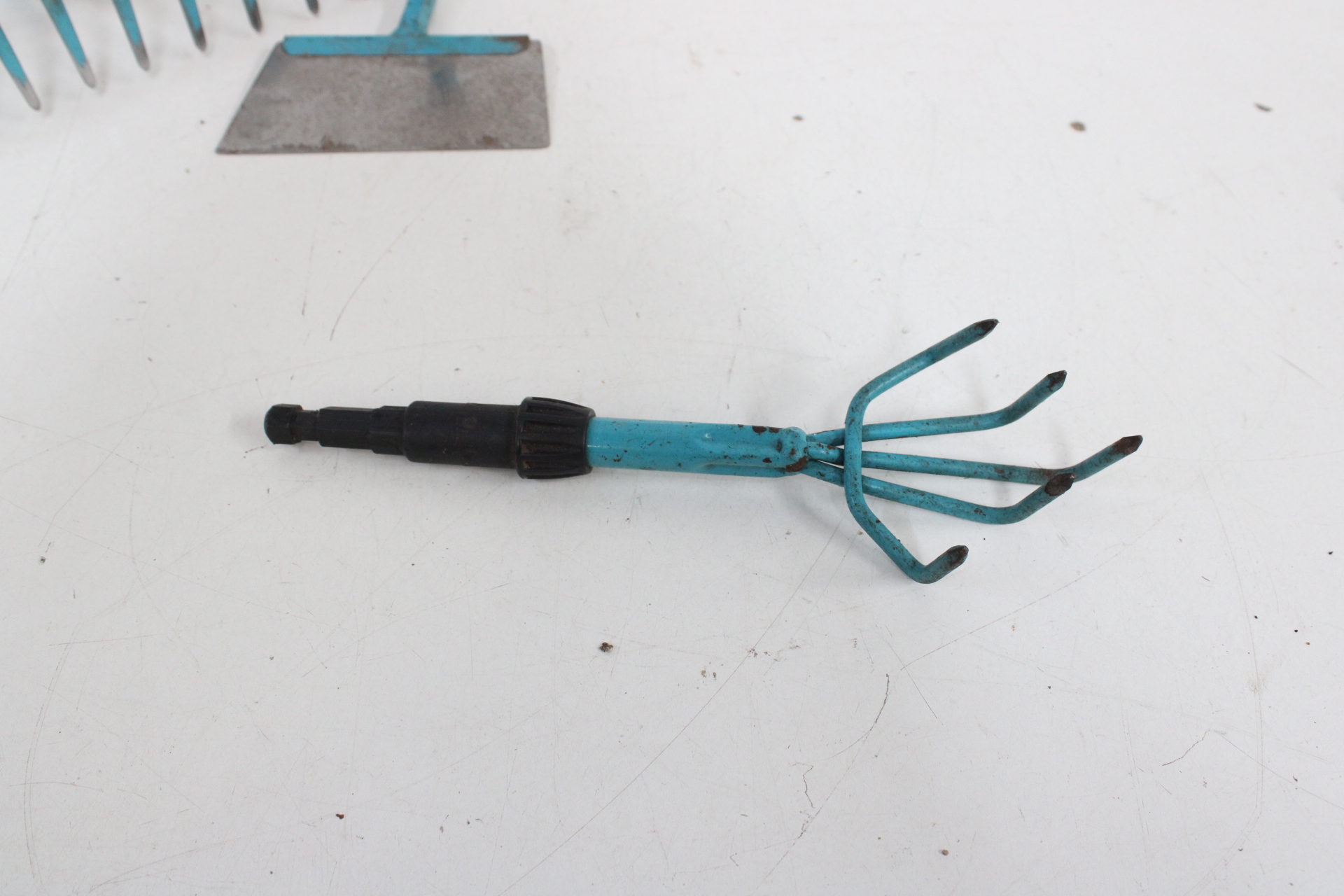 Gardena tuinset met hark, schoffel, cultivator en heggenschaar – foto 6 – kavel bij GSD Auctions, Zoeterwoude