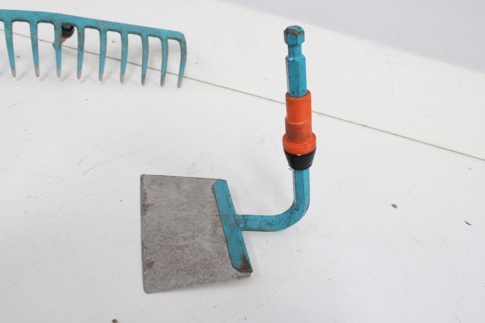 Gardena tuinset met hark, schoffel, cultivator en heggenschaar – foto 7 – kavel bij GSD Auctions, Zoeterwoude