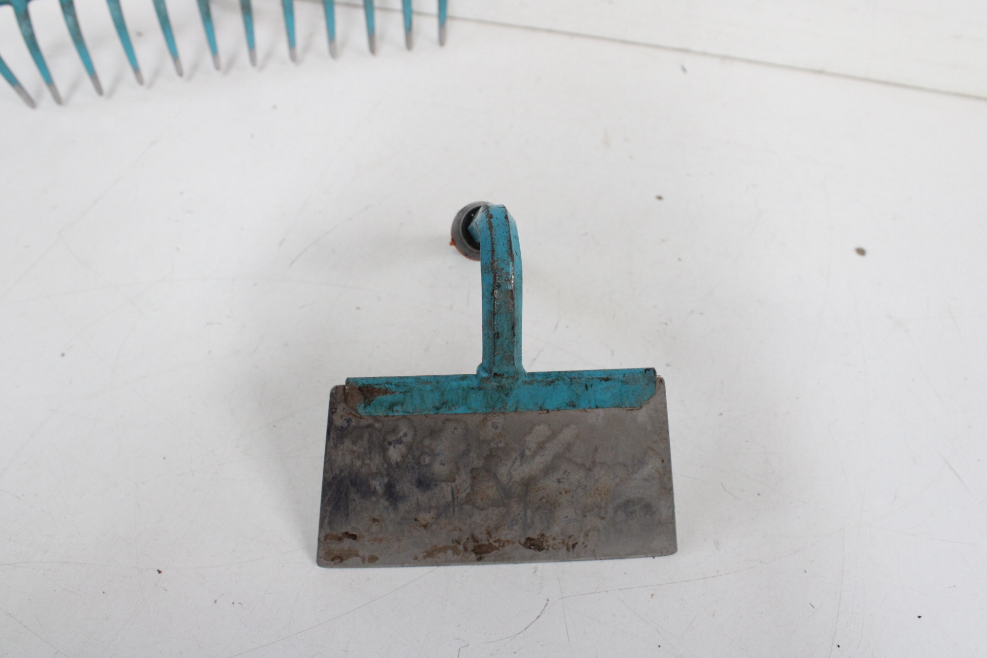 Gardena tuinset met hark, schoffel, cultivator en heggenschaar – foto 8 – kavel bij GSD Auctions, Zoeterwoude
