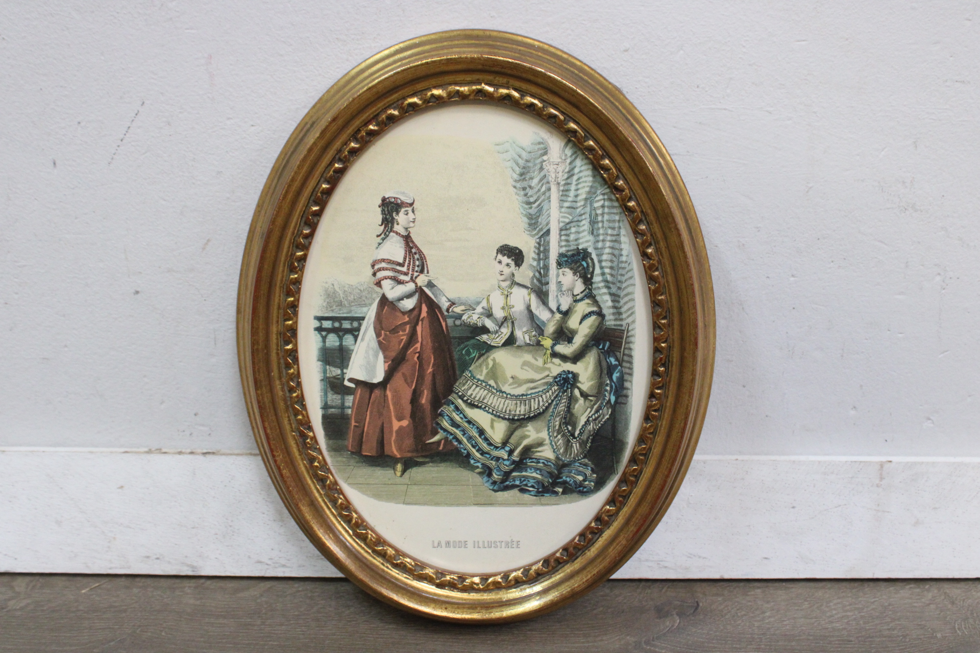 Ovaal ingelijst vintage modeprentje La Mode Illustrée – foto 2 – kavel bij GSD Auctions, Zoeterwoude