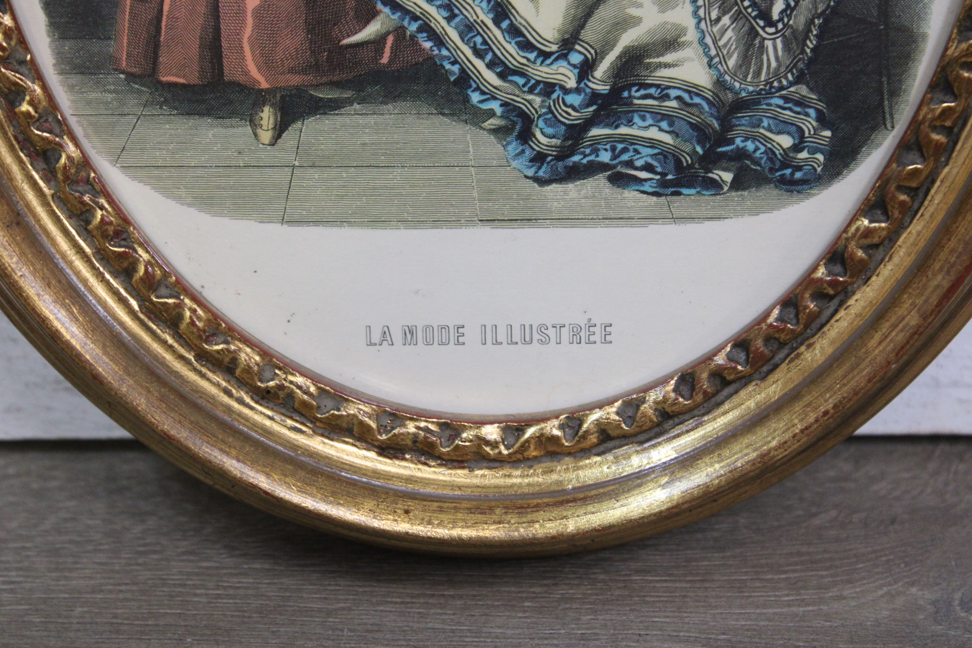 Ovaal ingelijst vintage modeprentje La Mode Illustrée – foto 3 – kavel bij GSD Auctions, Zoeterwoude