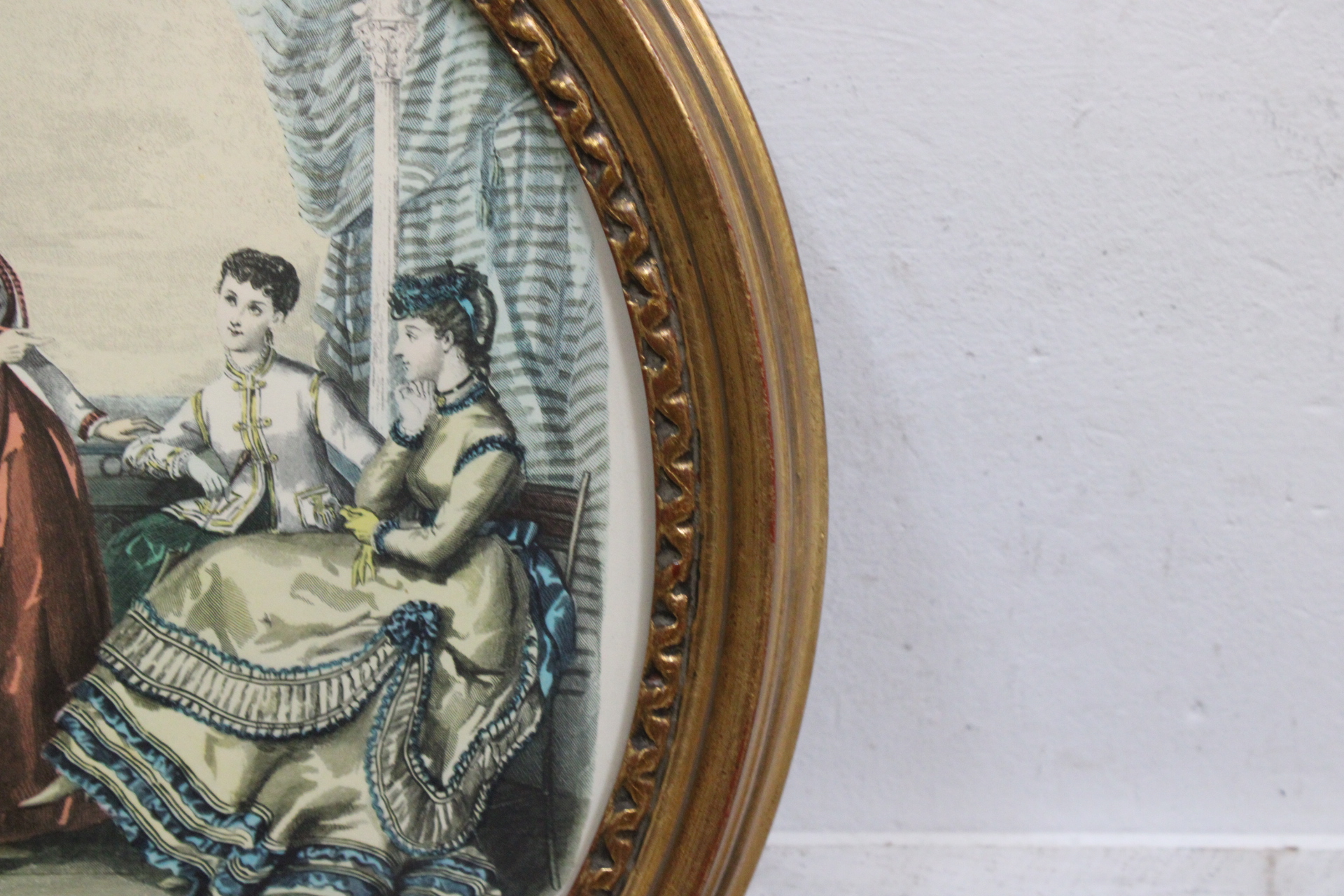 Ovaal ingelijst vintage modeprentje La Mode Illustrée – foto 7 – kavel bij GSD Auctions, Zoeterwoude
