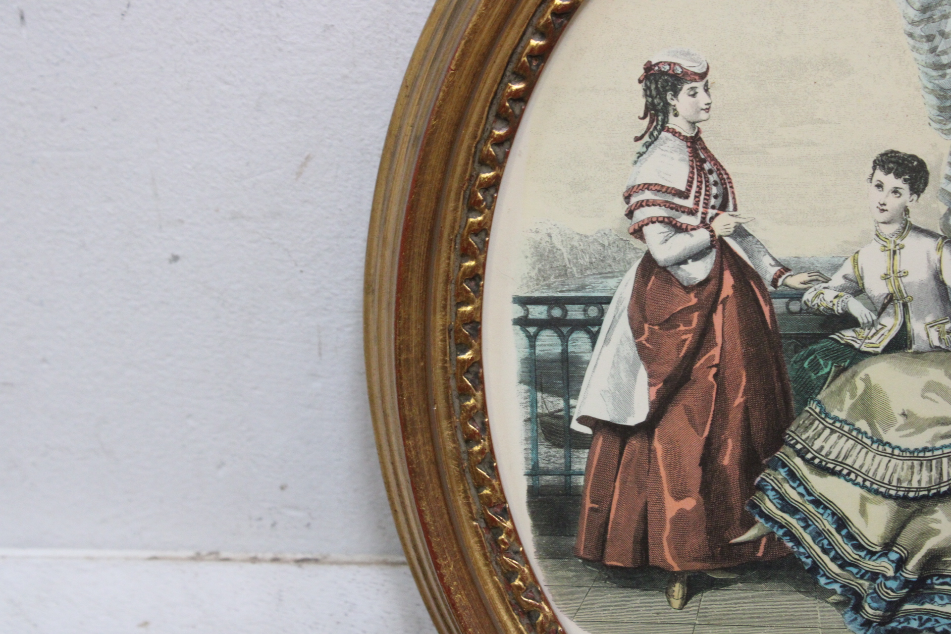 Ovaal ingelijst vintage modeprentje La Mode Illustrée – foto 9 – kavel bij GSD Auctions, Zoeterwoude