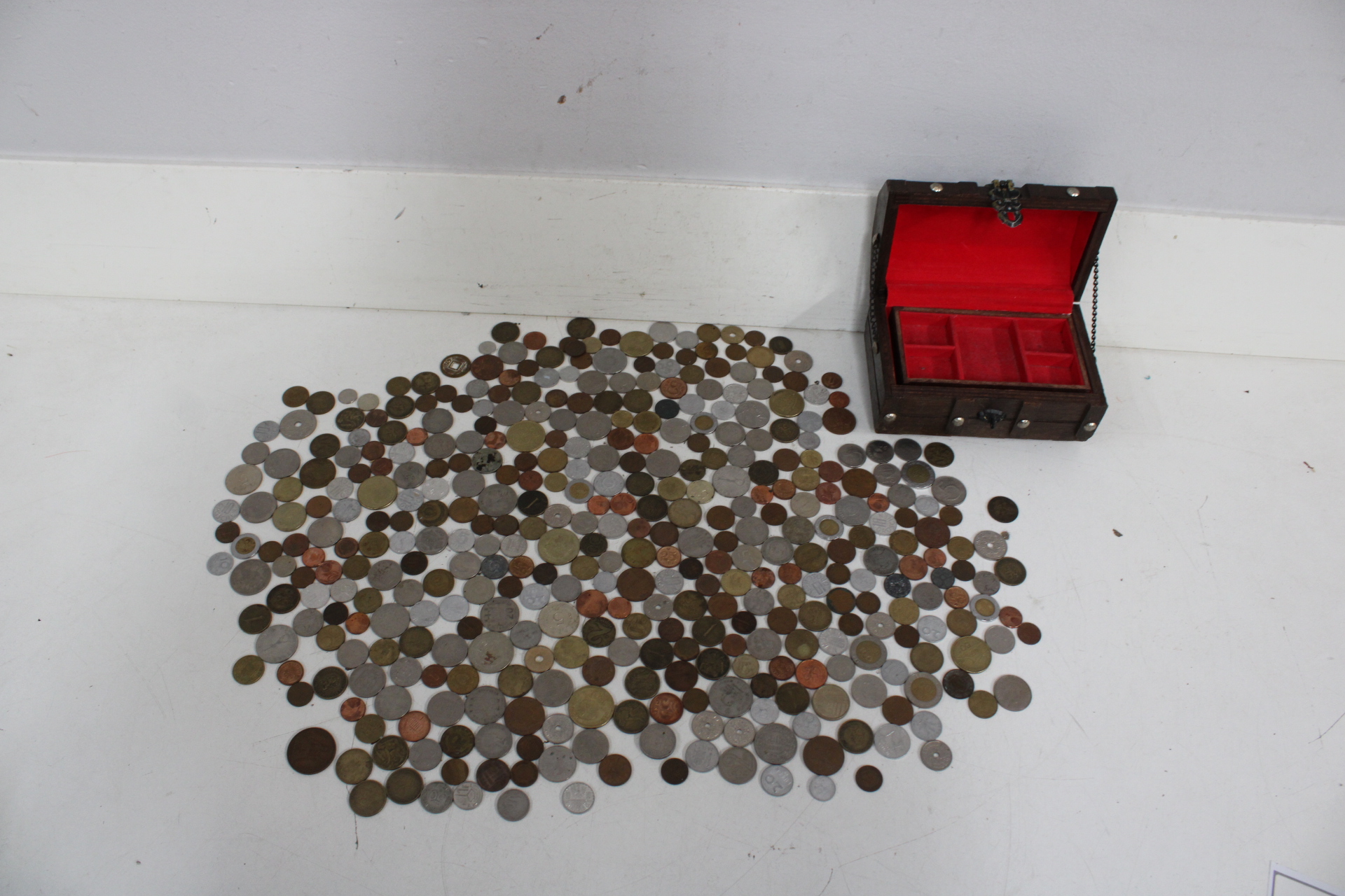 Collectie diverse munten met houten sierkistje – foto 2 – kavel bij GSD Auctions, Zoeterwoude