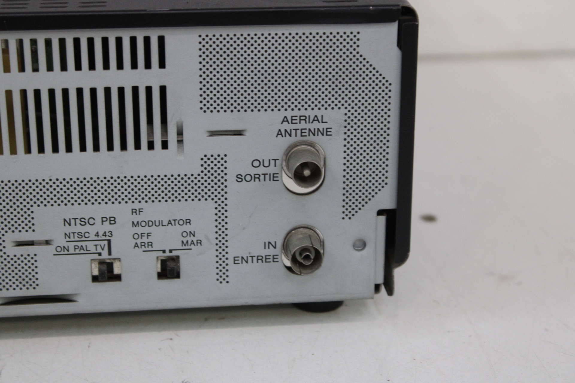 Sony SLV-E720 VHS Videorecorder – foto 10 – kavel bij GSD Auctions, Zoeterwoude