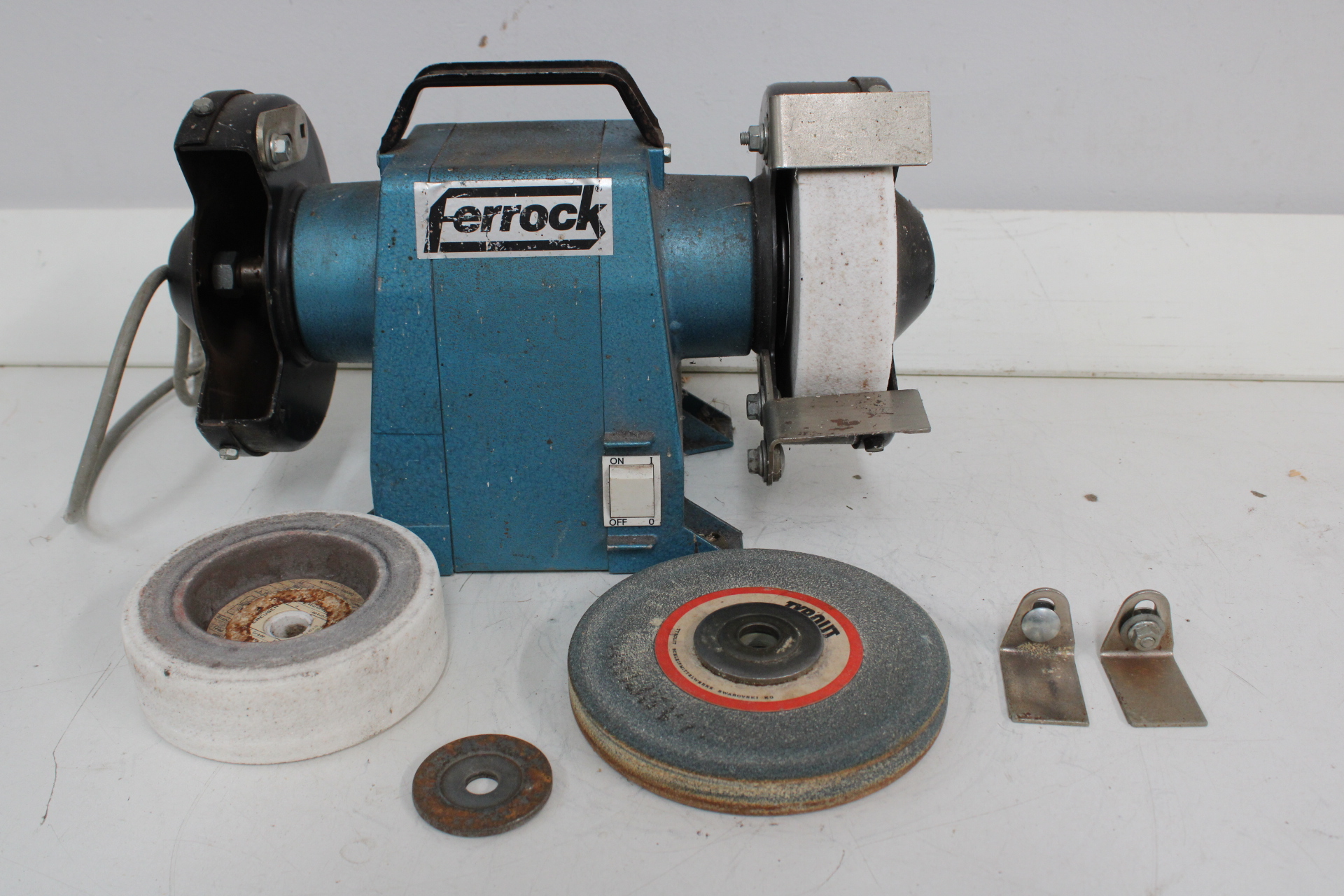 Ferrock tafel- en slijpmachine – foto 2 – kavel bij GSD Auctions, Zoeterwoude