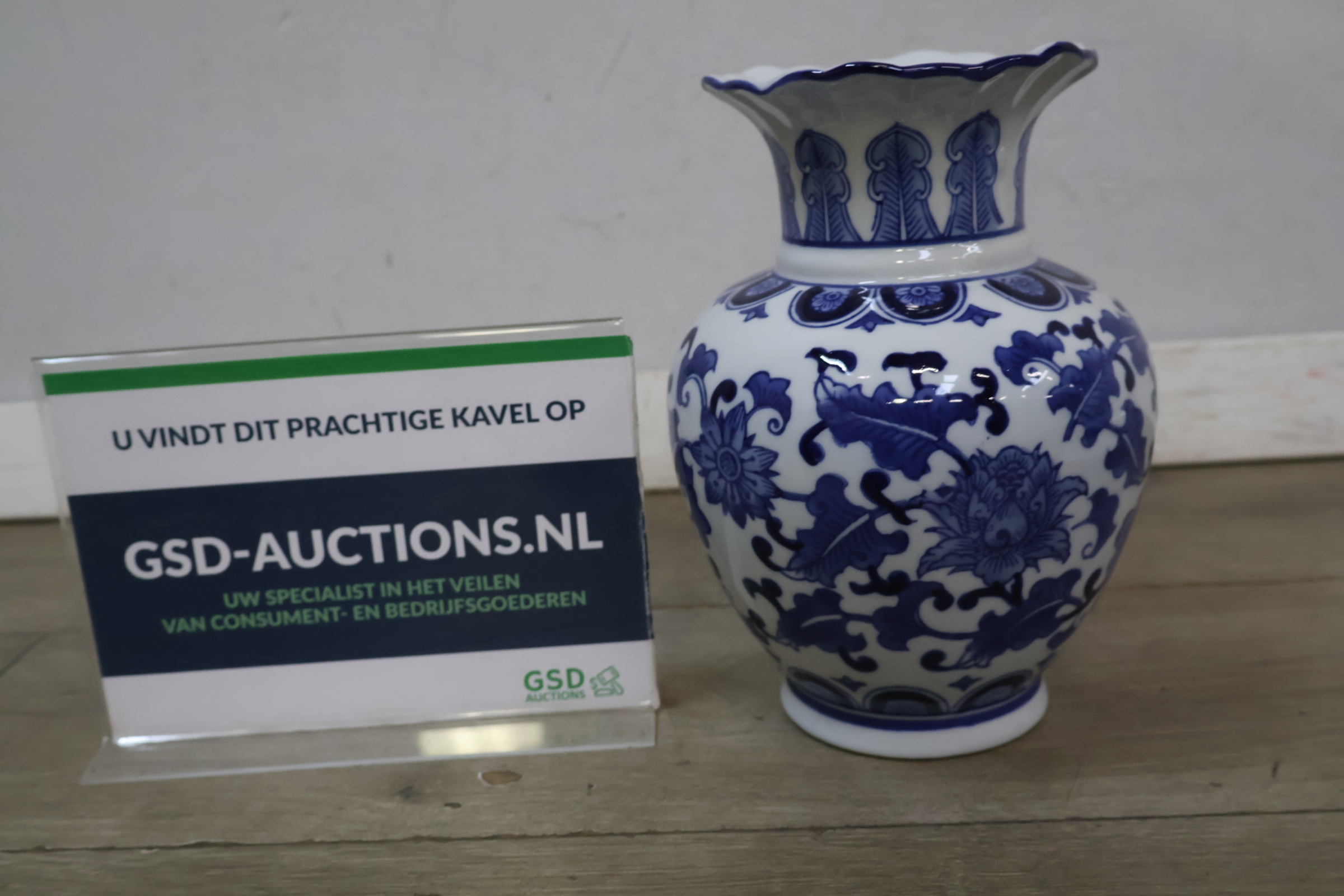 Blauw-witte porseleinen vaas met bloemmotief – kavel bij GSD Auctions, Zoeterwoude