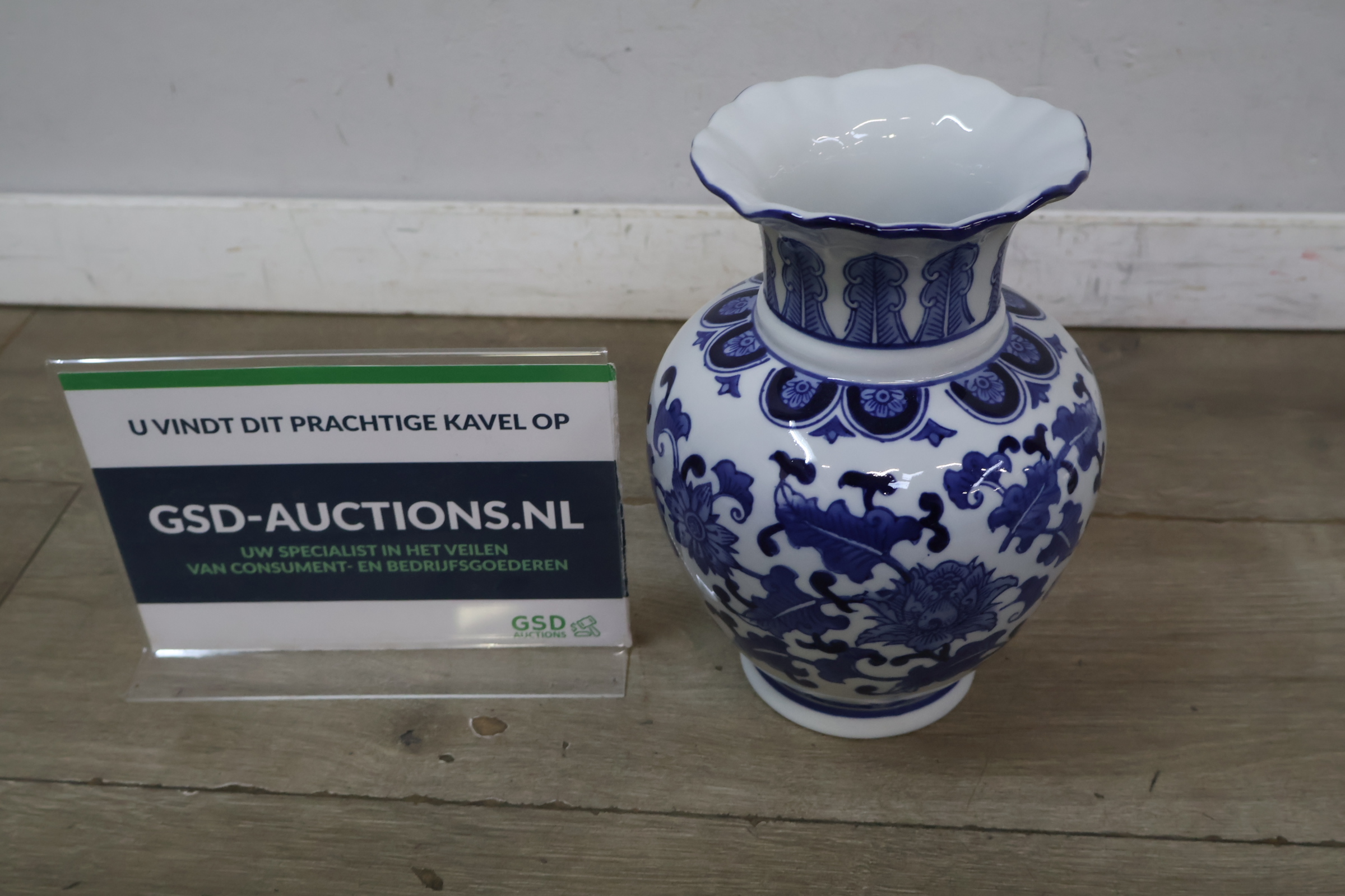 Blauw-witte porseleinen vaas met bloemmotief – foto 2 – kavel bij GSD Auctions, Zoeterwoude